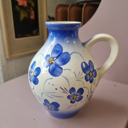 Alte handbemalte Keramik Vase blau mit Henkel Landhaus Veilchen