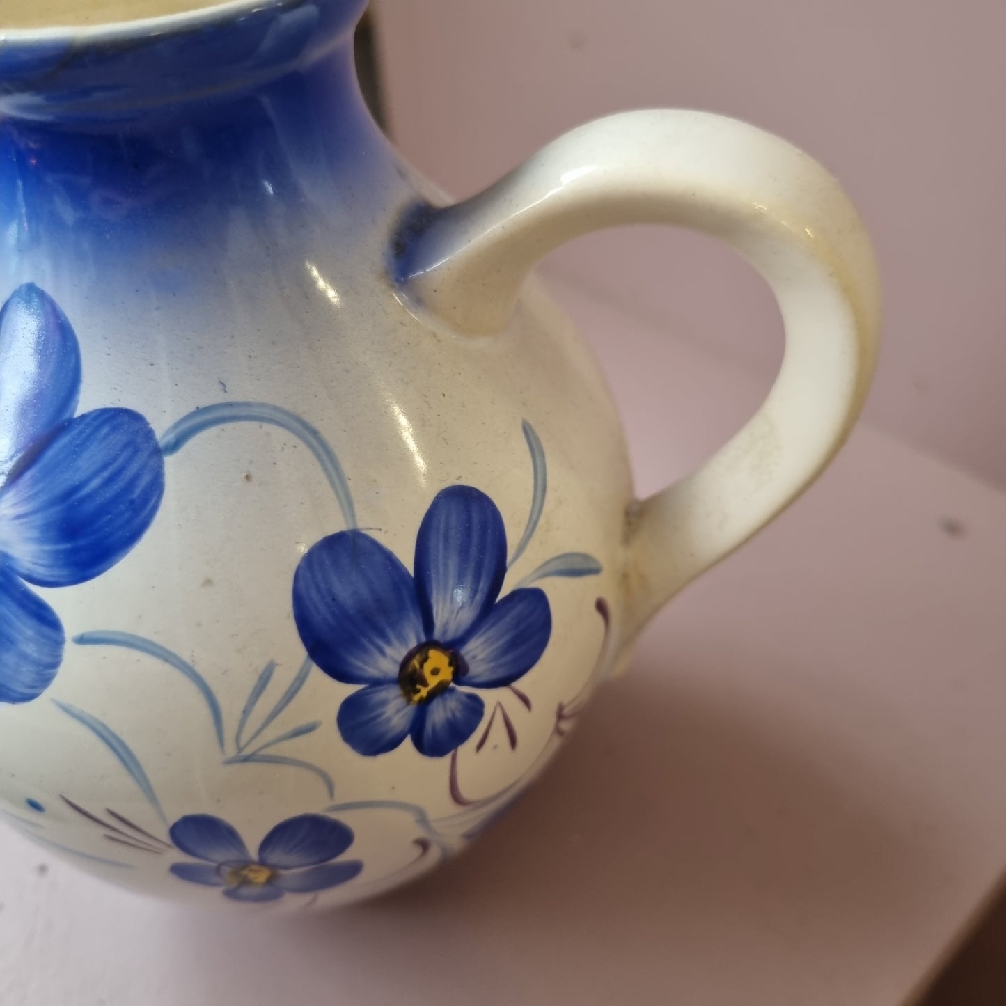 Alte handbemalte Keramik Vase blau mit Henkel Landhaus Veilchen