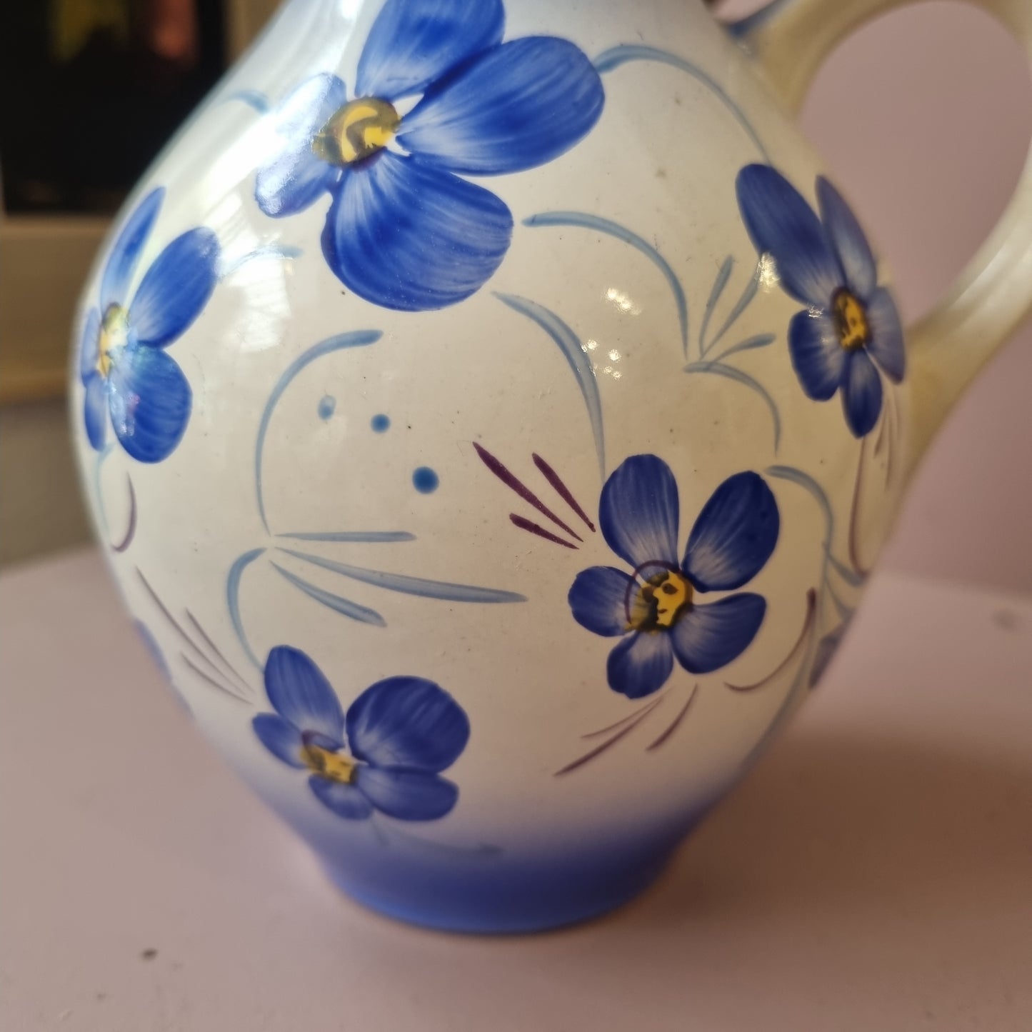 Alte handbemalte Keramik Vase blau mit Henkel Landhaus Veilchen