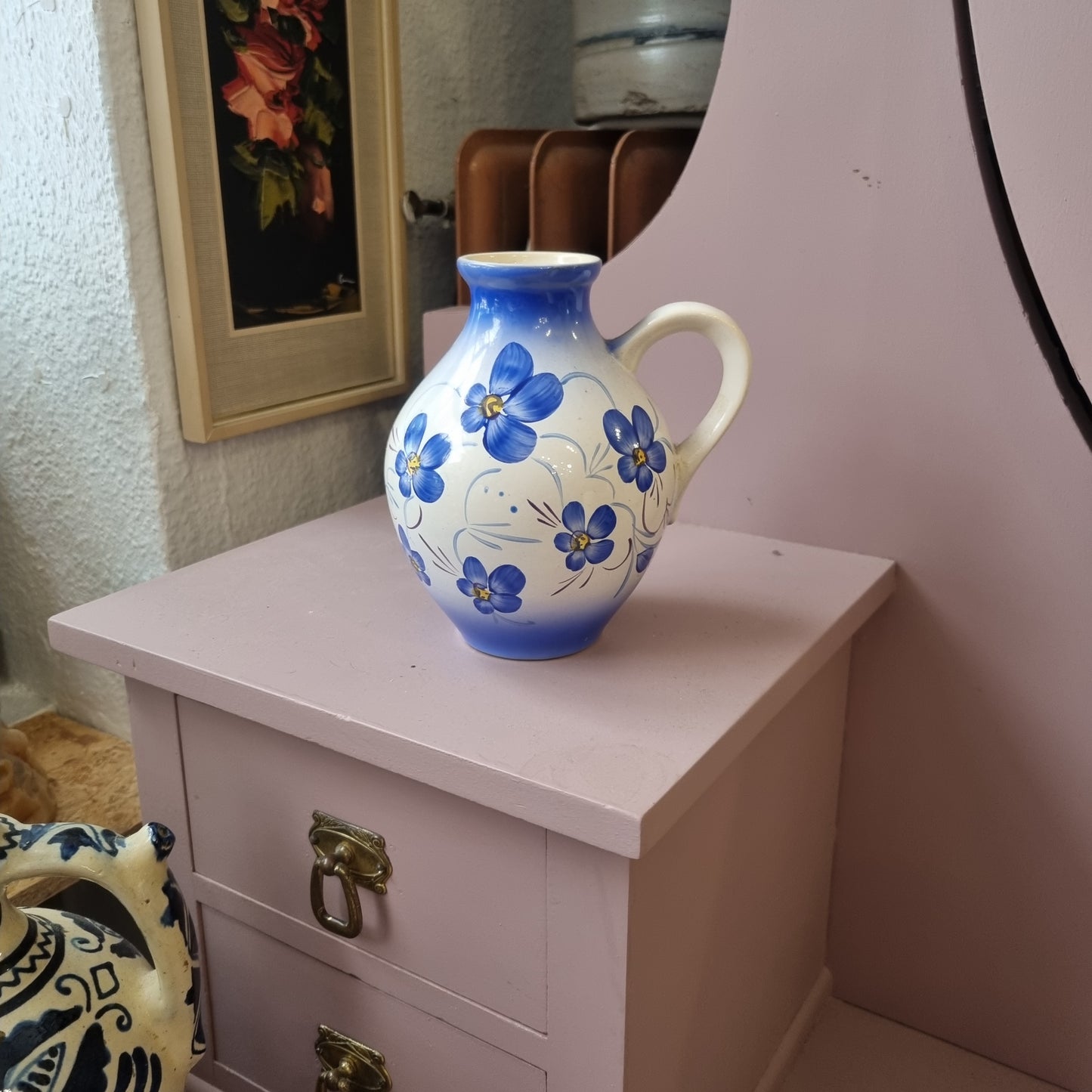 Alte handbemalte Keramik Vase blau mit Henkel Landhaus Veilchen