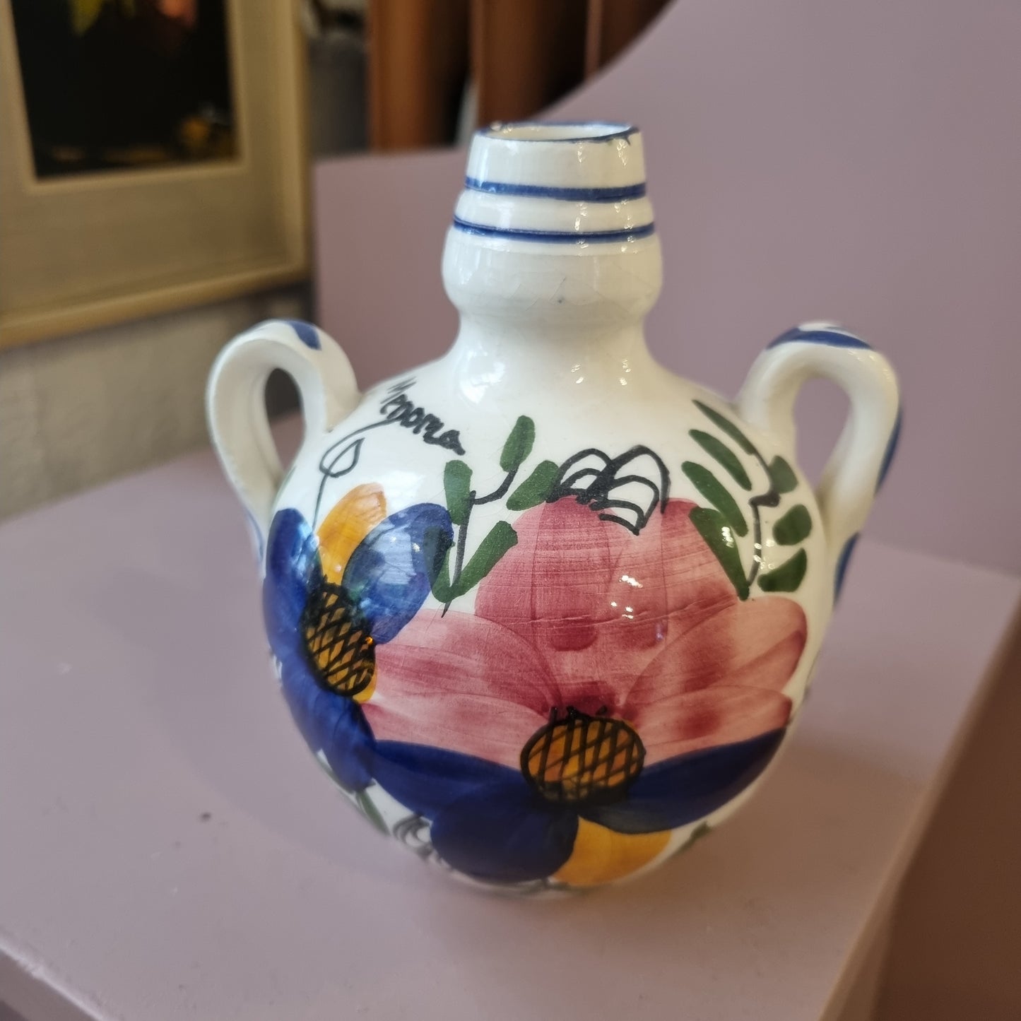 Alte handbemalte Keramik Vase mit Henkel Landhaus Blumen