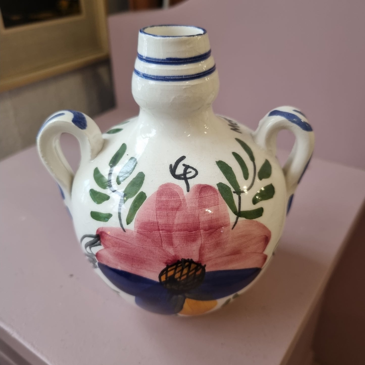 Alte handbemalte Keramik Vase mit Henkel Landhaus Blumen