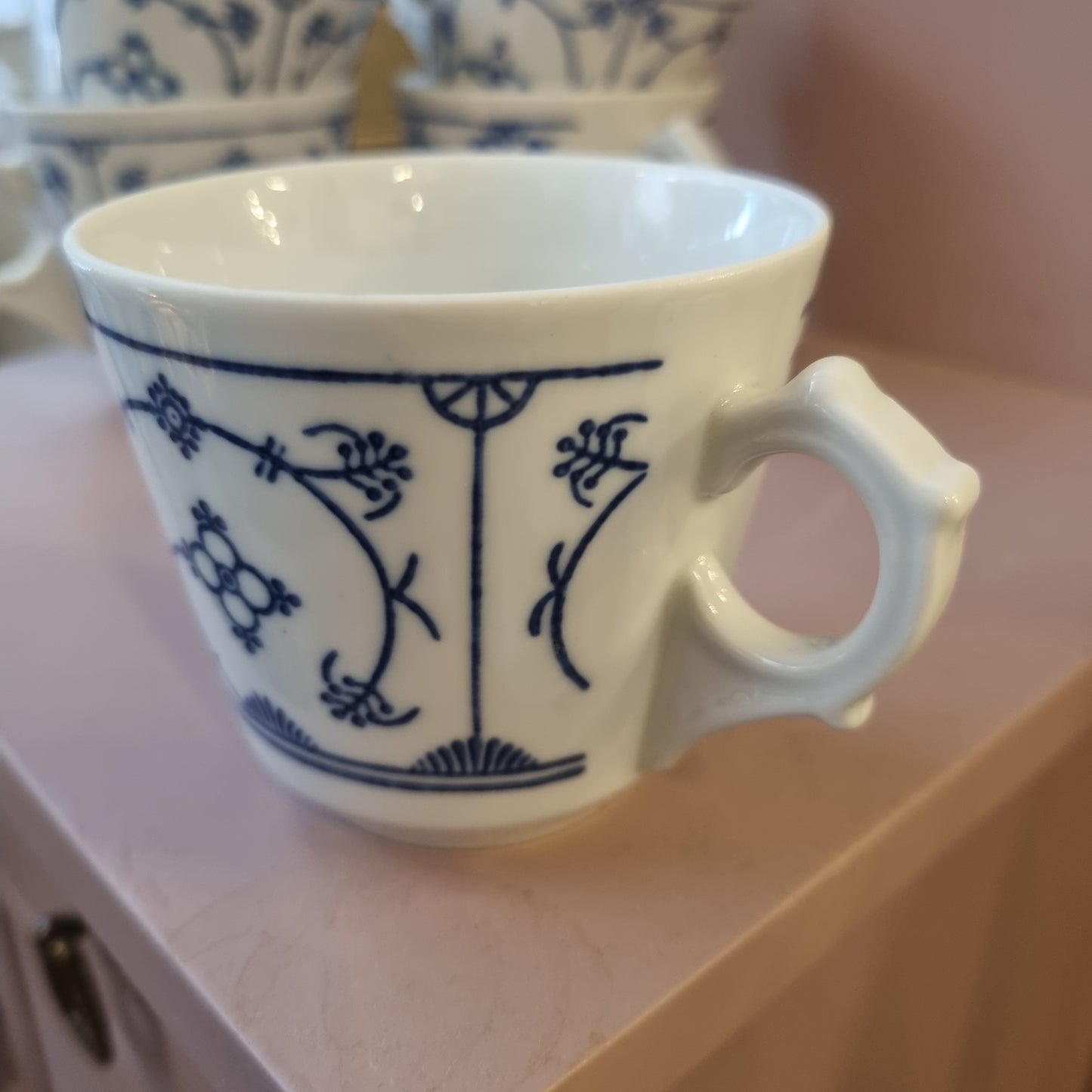 Vintage Jager Eisenberg 'Blau Saks' Kaffeetasse Tee Tasse Strohblume weiß