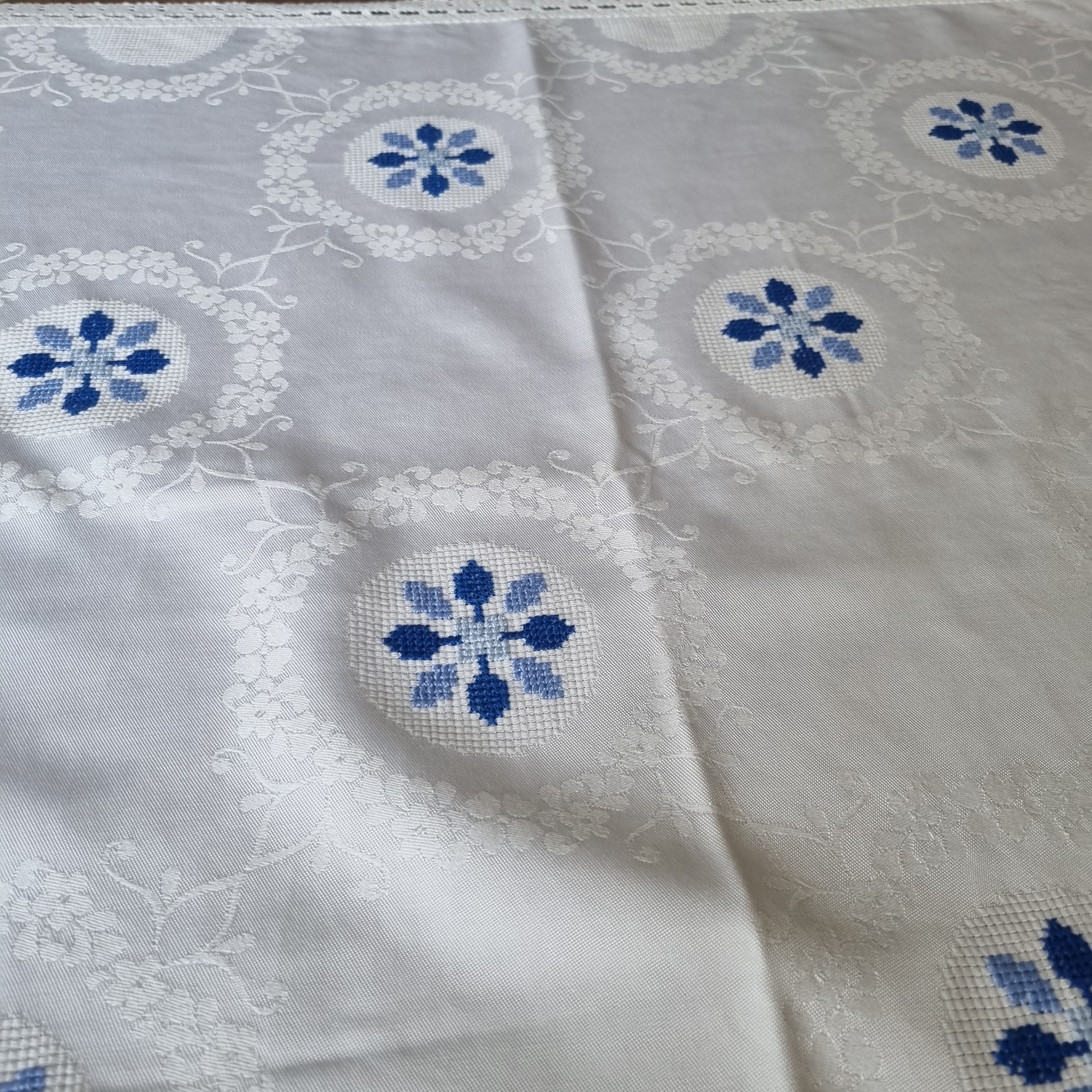 Alte Vintage bestickte Tischdecke weiß blau 70x70cm Art Jugendstil 🤍