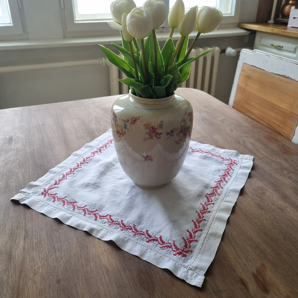 Altes handbesticktes Zierdeckchen weiß rot bestickt 40x40cm 🤍