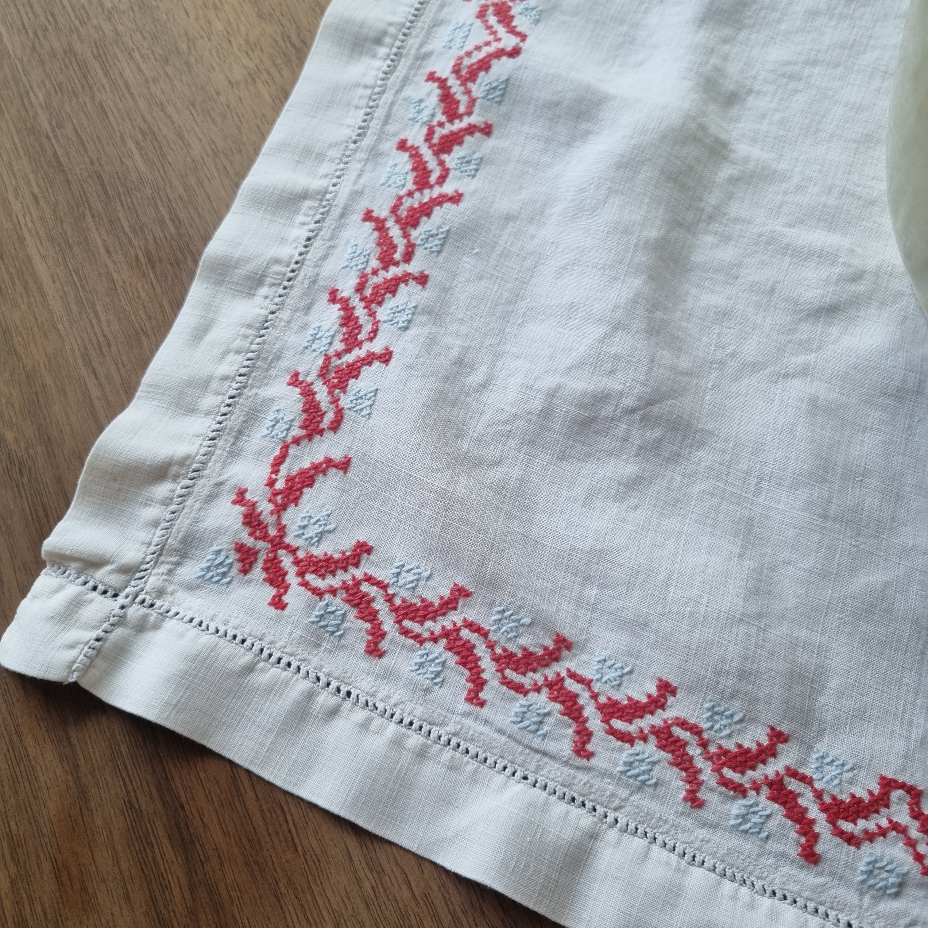 Altes handbesticktes Zierdeckchen weiß rot bestickt 40x40cm 🤍