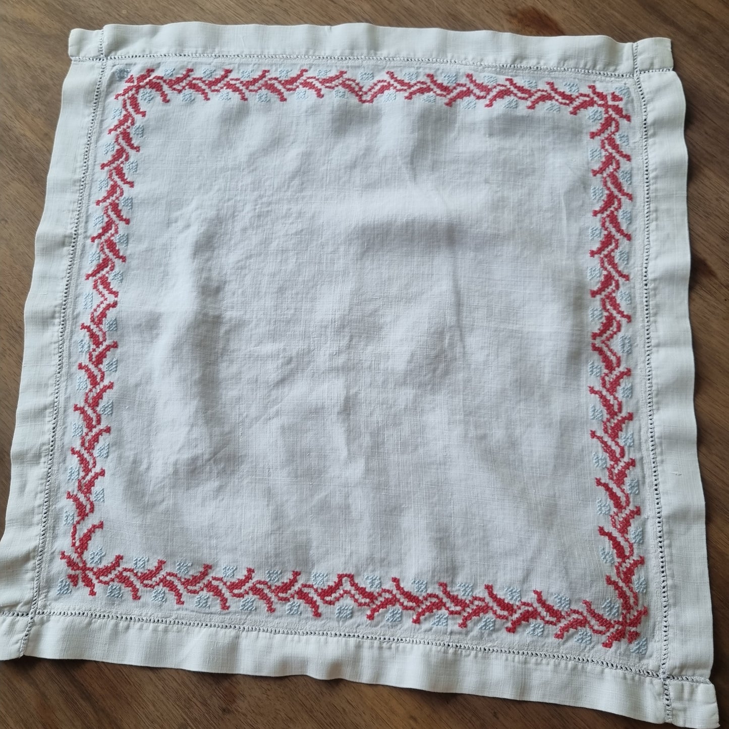 🤍Alte Vintage Handgemachte Mittel Tischdecke weiß rot bestickt 40x40cm