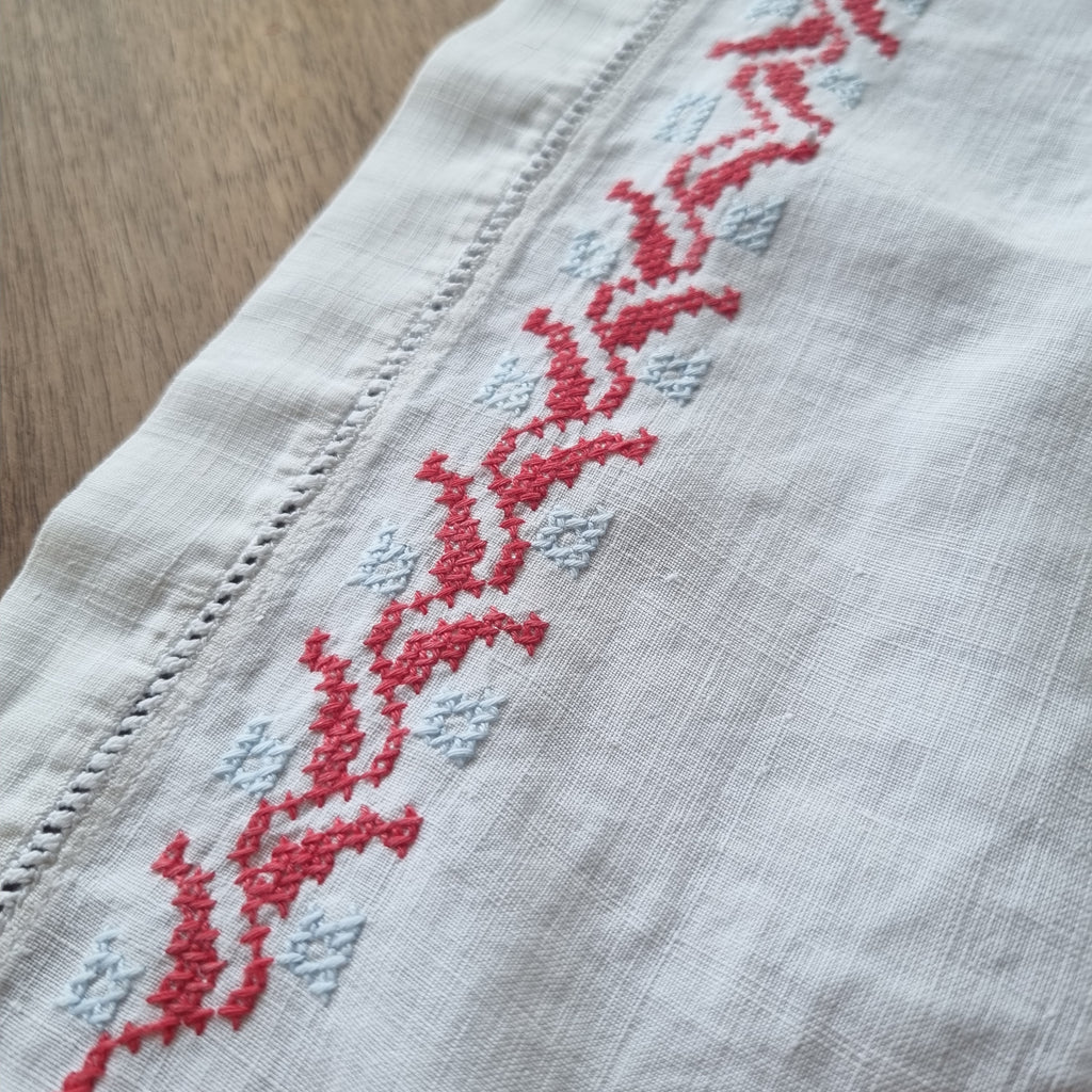 Altes handbesticktes Zierdeckchen weiß rot bestickt 40x40cm 🤍