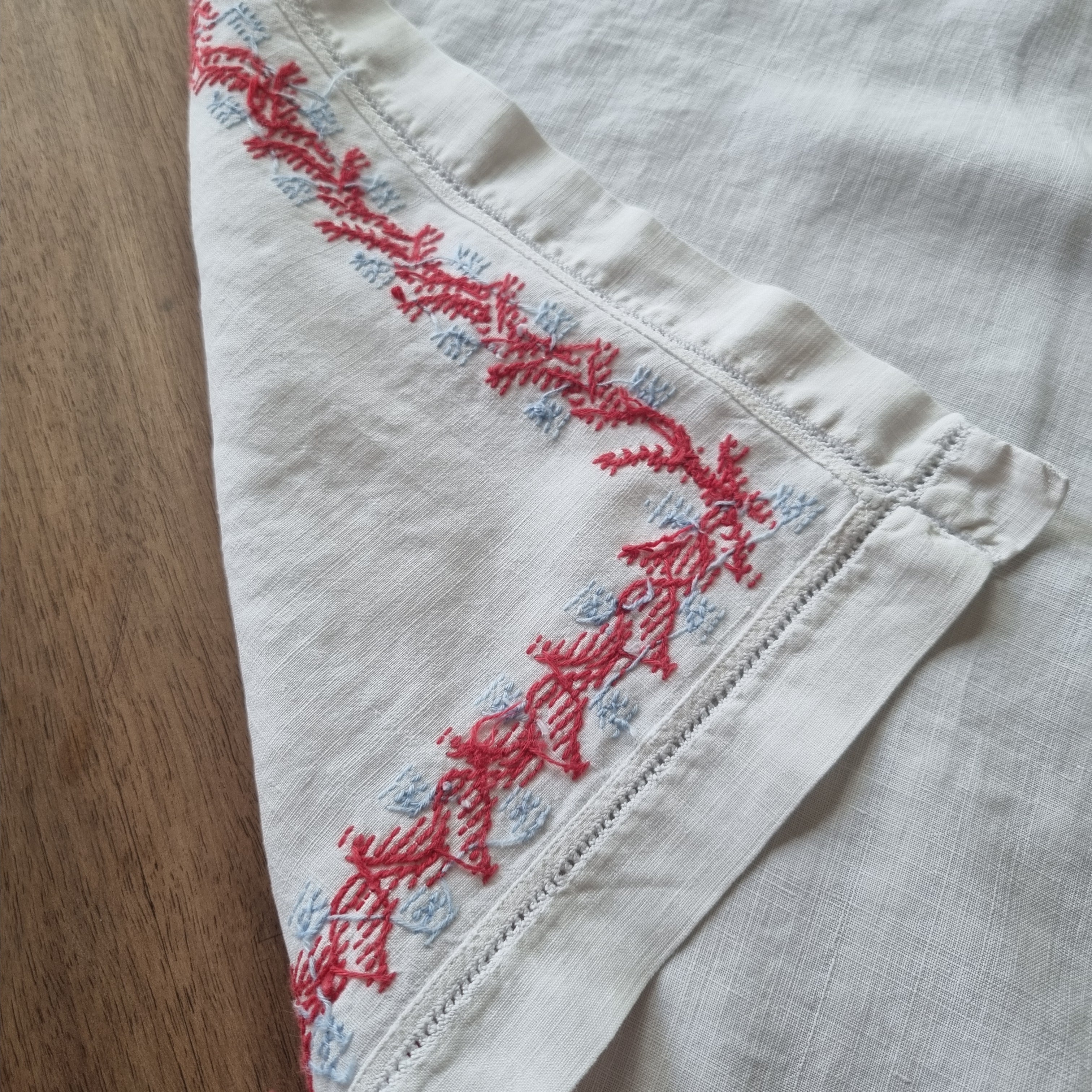 Altes handbesticktes Zierdeckchen weiß rot bestickt 40x40cm 🤍
