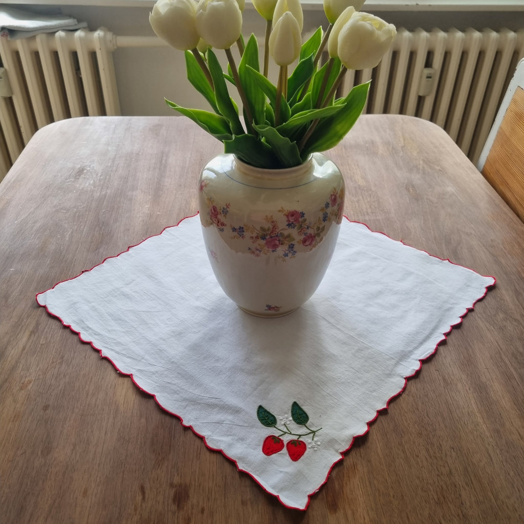 Altes handgemachtes Zierdeckchen / Serviette Baumwolle mit Erdbeeren 42x42cm 🤍