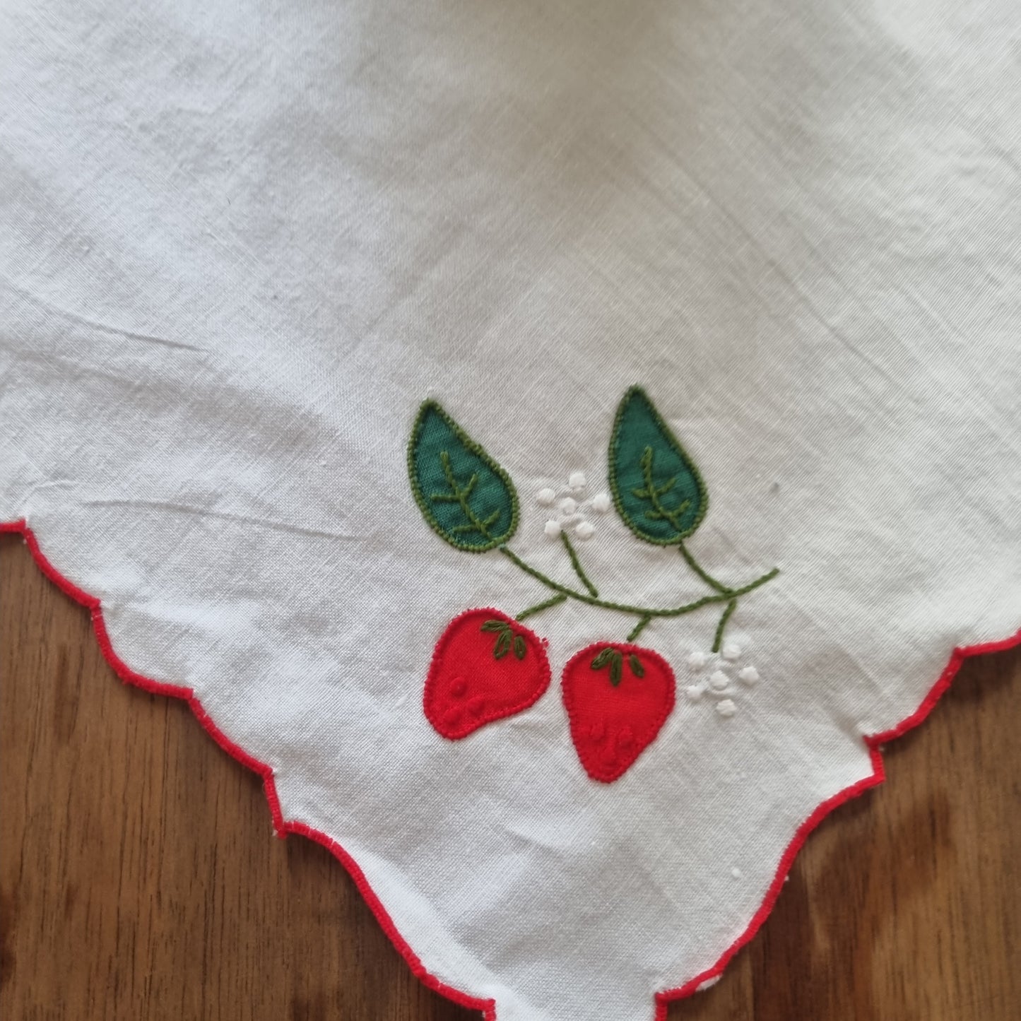 Altes handgemachtes Mittel Tischdecke oder Serviette Baumwolle mit Erdbeeren 42x42cm