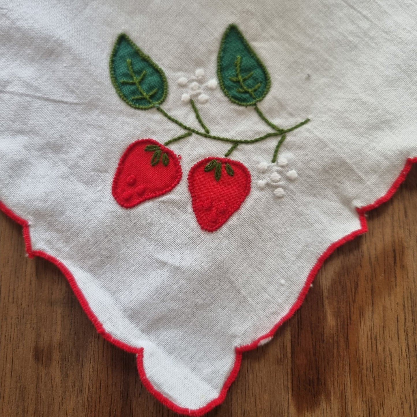 Altes handgemachtes Mittel Tischdecke oder Serviette Baumwolle mit Erdbeeren 42x42cm