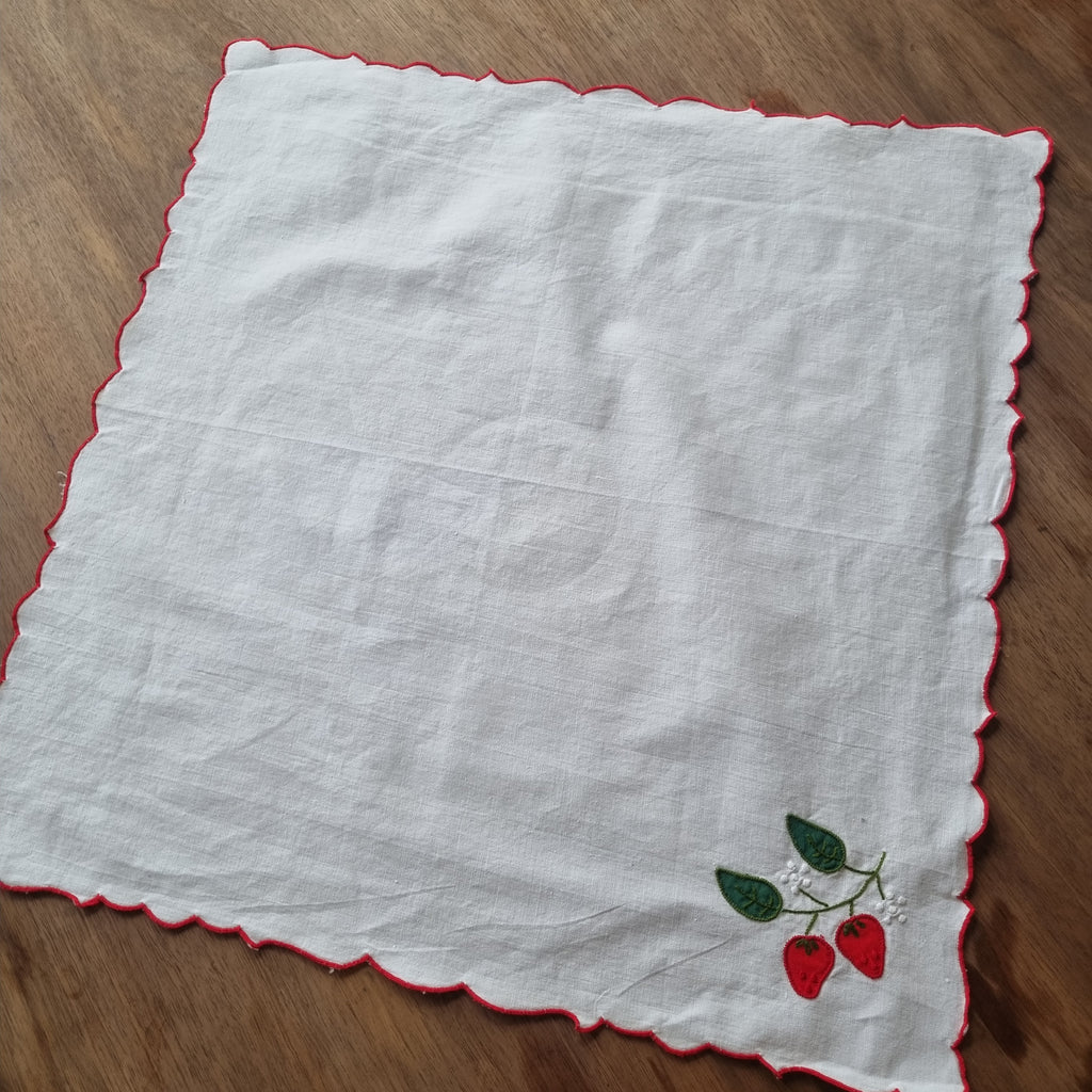 Altes handgemachtes Zierdeckchen / Serviette Baumwolle mit Erdbeeren 42x42cm 🤍