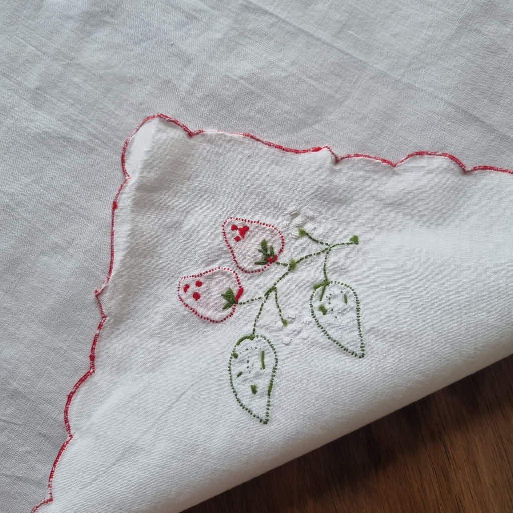 Altes handgemachtes Zierdeckchen / Serviette Baumwolle mit Erdbeeren 42x42cm 🤍