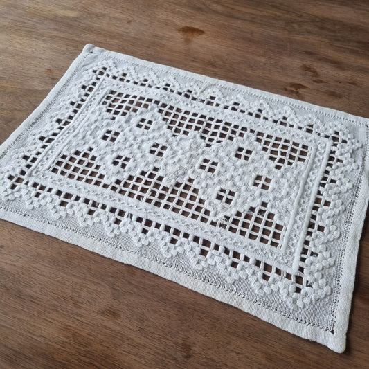 Antikes geklöppeltes gehäkeltes Zierdeckchen cremeweiß French 30x40cm Handarbeit 🤍