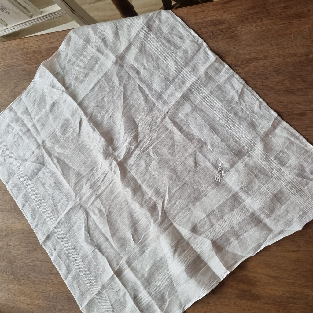 Antike, beschädigte Serviette hauchzart mit Name Theresa 43x50cm 🤍