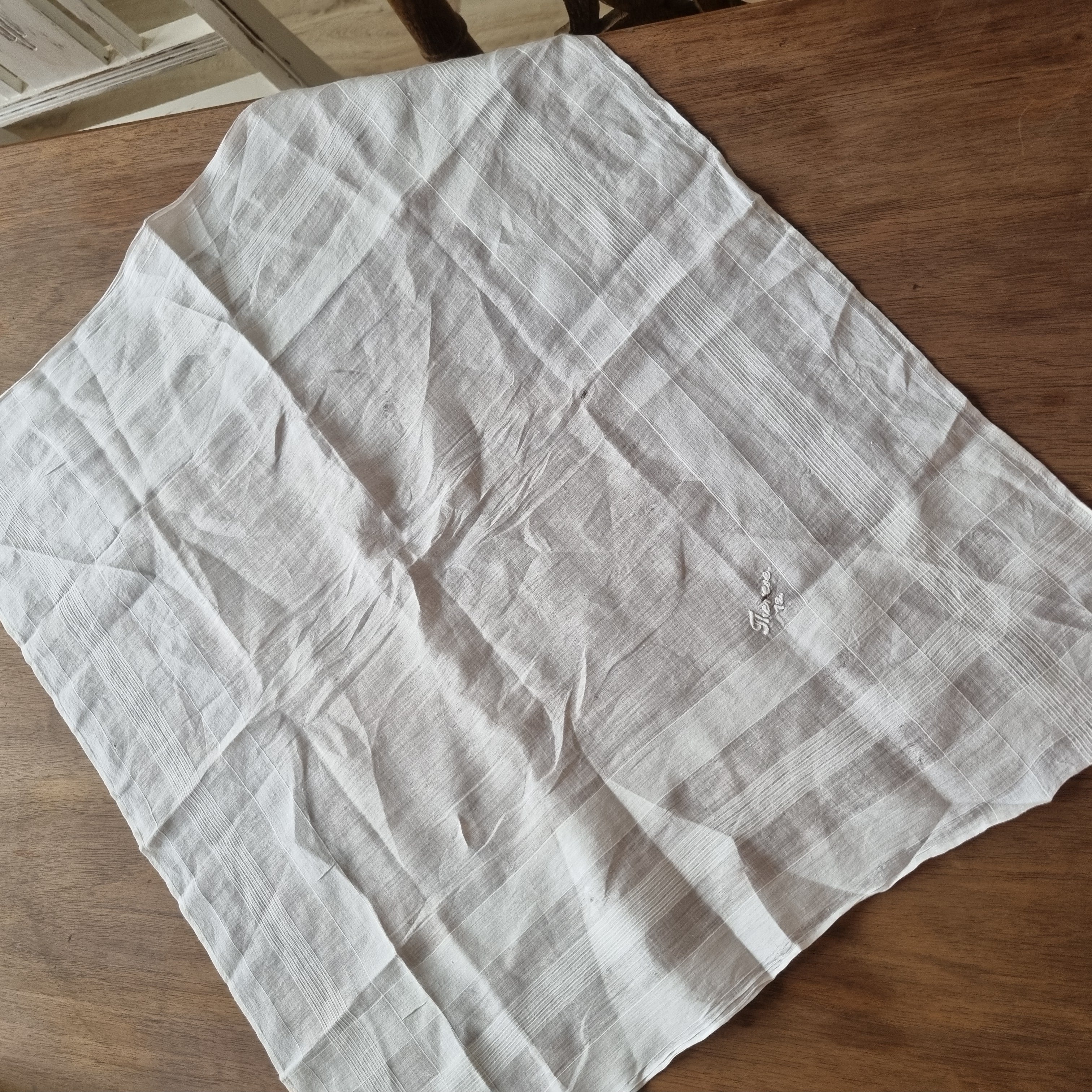 Antike, beschädigte Serviette hauchzart mit Name Theresa 43x50cm 🤍