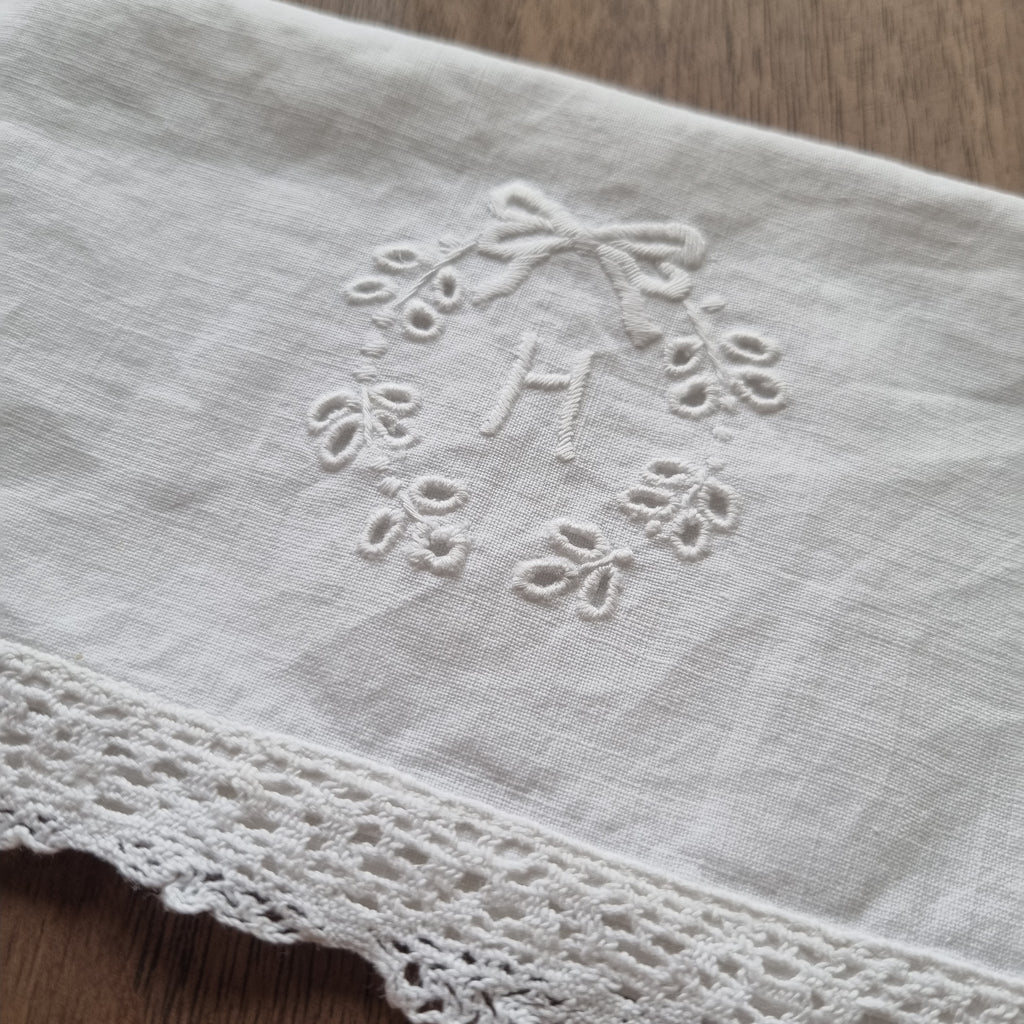 Antikes handgemachtes Stofftäschchen Monogramm H. 26x9cm Spitze gehäkelt Tasche Baumwolle 🤍