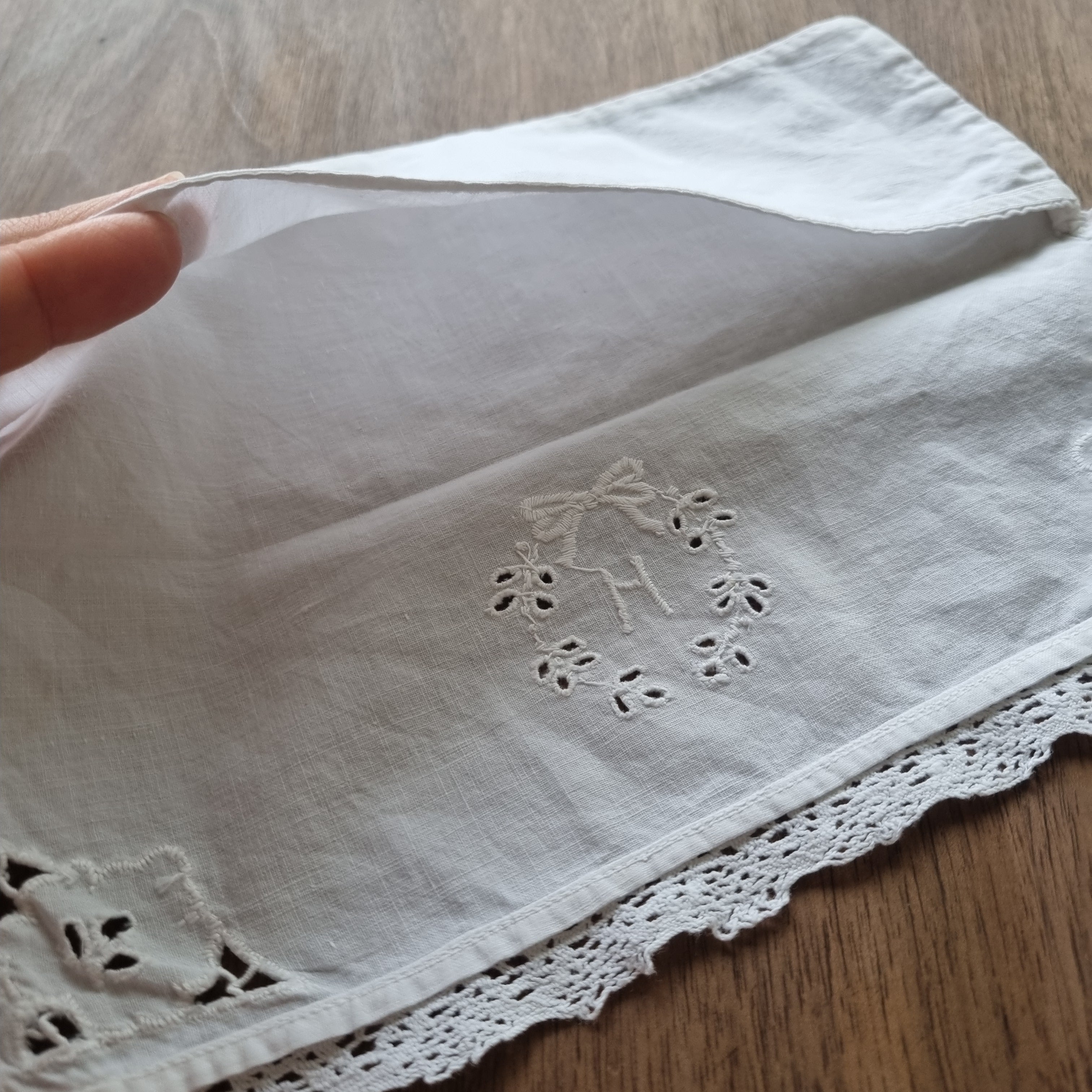 Antikes handgemachtes Stofftäschchen Monogramm H. 26x9cm Spitze gehäkelt Tasche Baumwolle 🤍