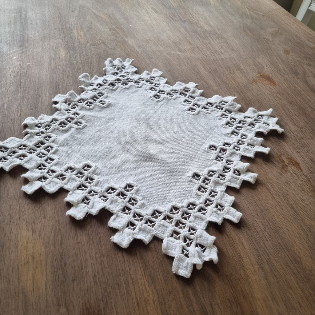 Antikes kleines Zierdeckchen weiß gehäkelt geklöppelt Baumwolle 29x29cm 🤍