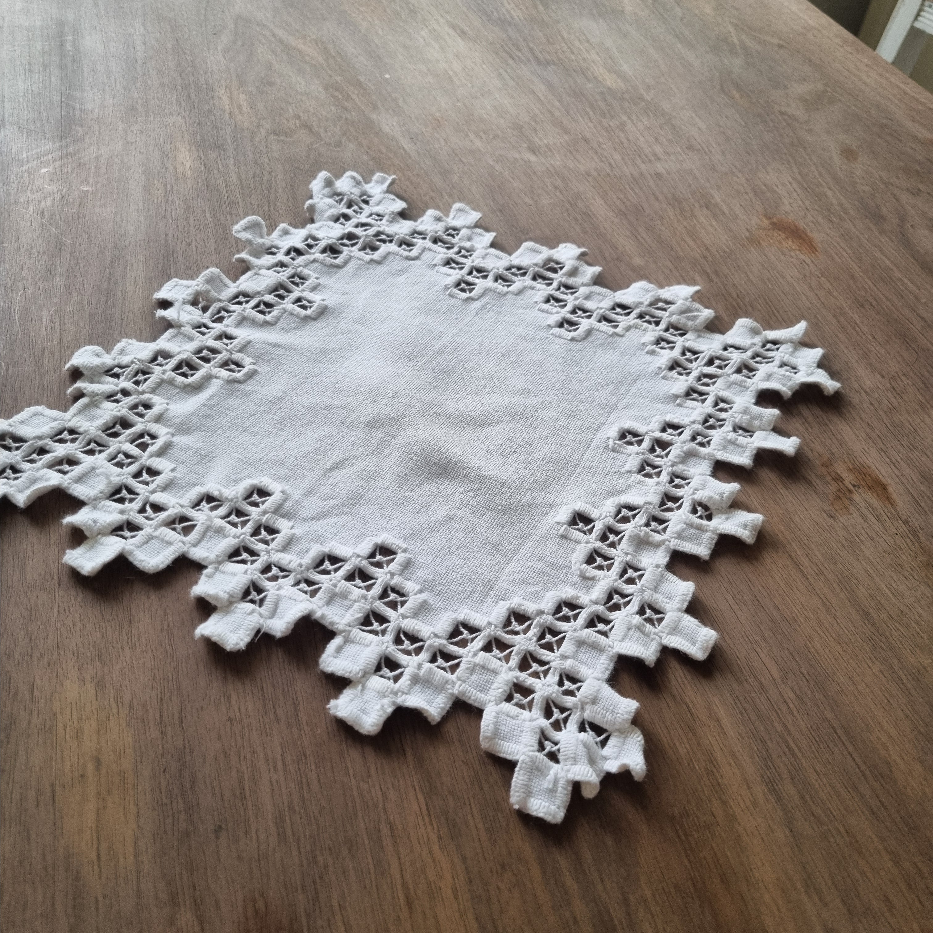 Antikes kleines Zierdeckchen weiß gehäkelt geklöppelt Baumwolle 29x29cm 🤍