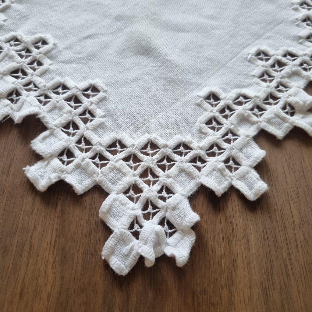 Antikes kleines Zierdeckchen weiß gehäkelt geklöppelt Baumwolle 29x29cm 🤍
