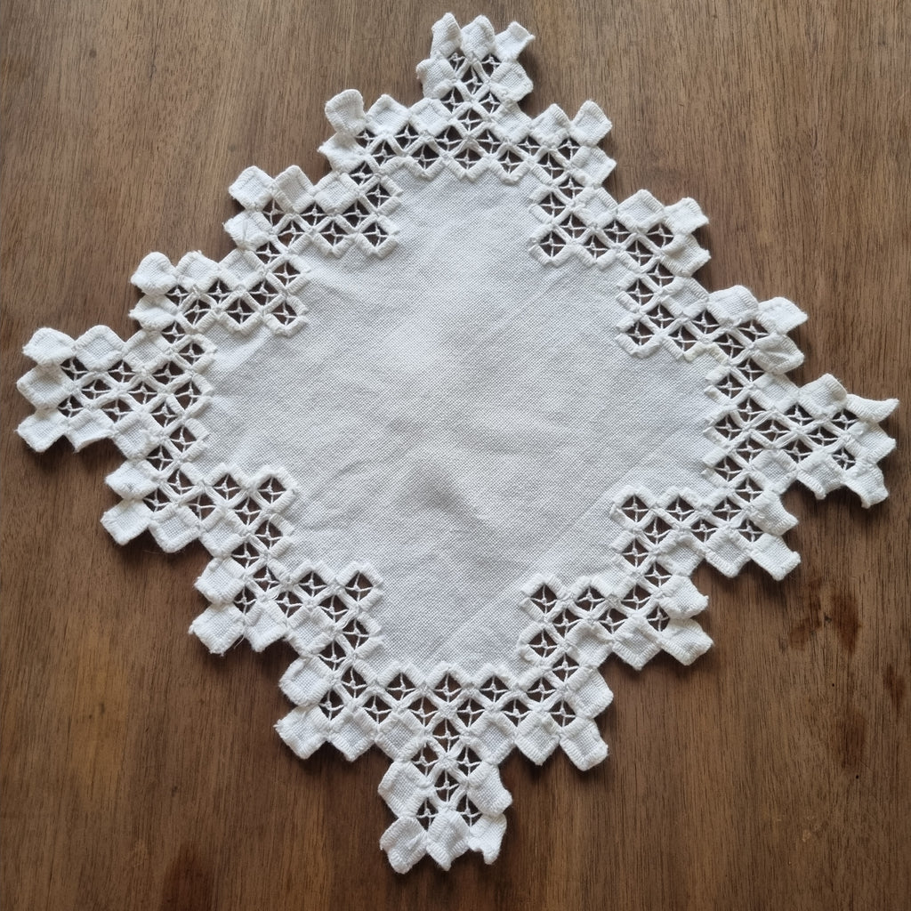 Antikes kleines Zierdeckchen weiß gehäkelt geklöppelt Baumwolle 29x29cm 🤍