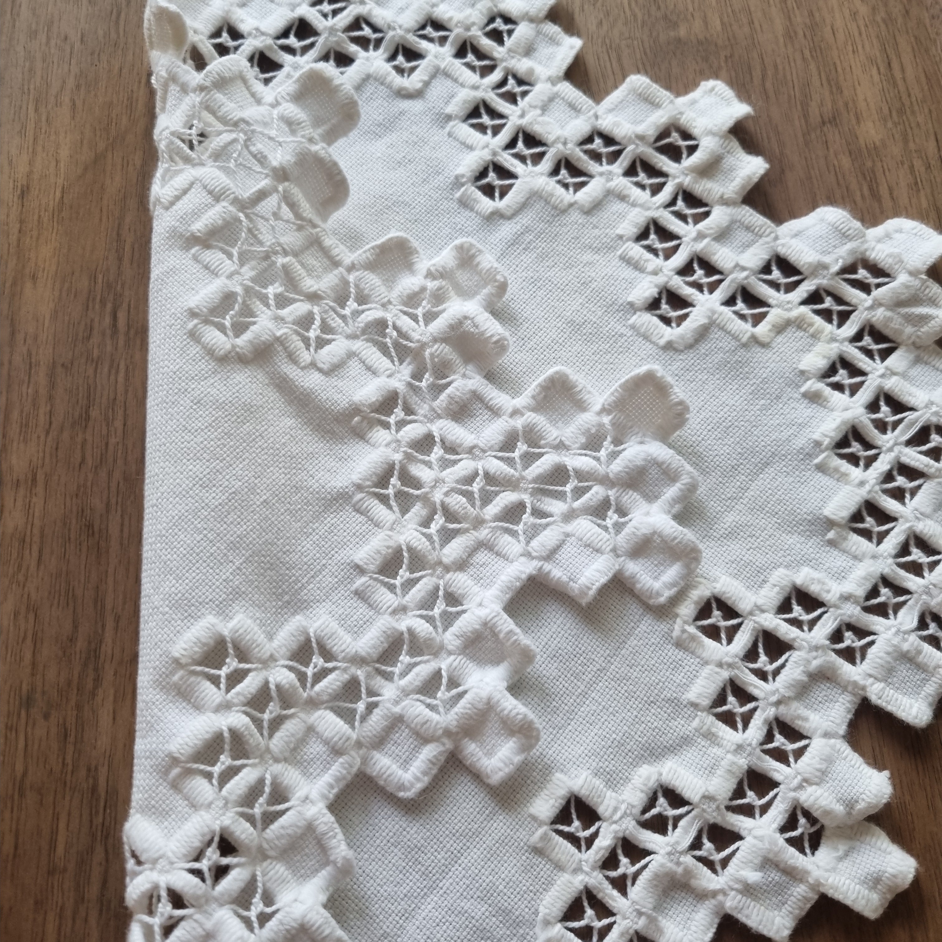 Antikes kleines Zierdeckchen weiß gehäkelt geklöppelt Baumwolle 29x29cm 🤍
