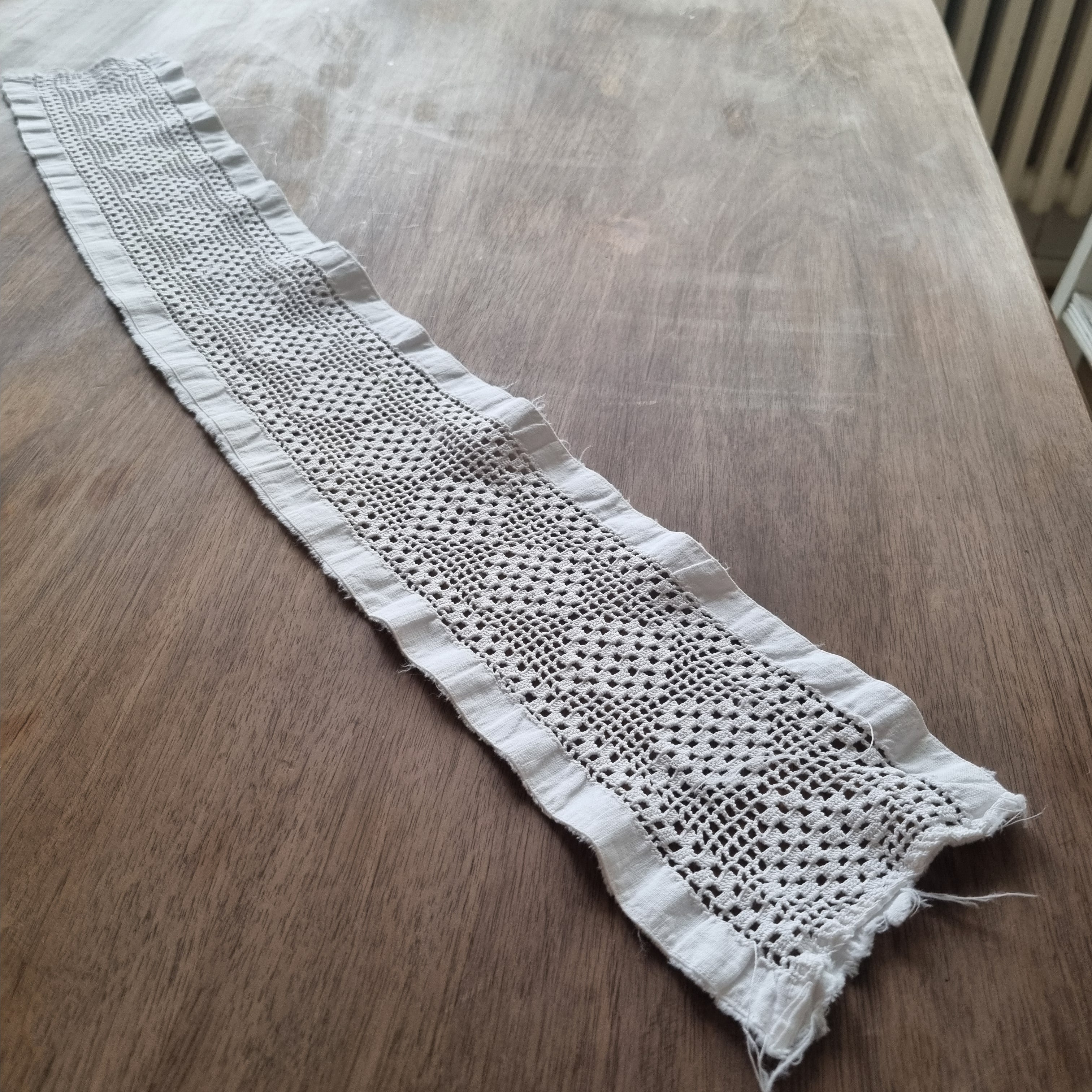 Ein Stück alte Spitze Handgemacht geklöppelt/ gehäkelt weiß 70x11cm🤍