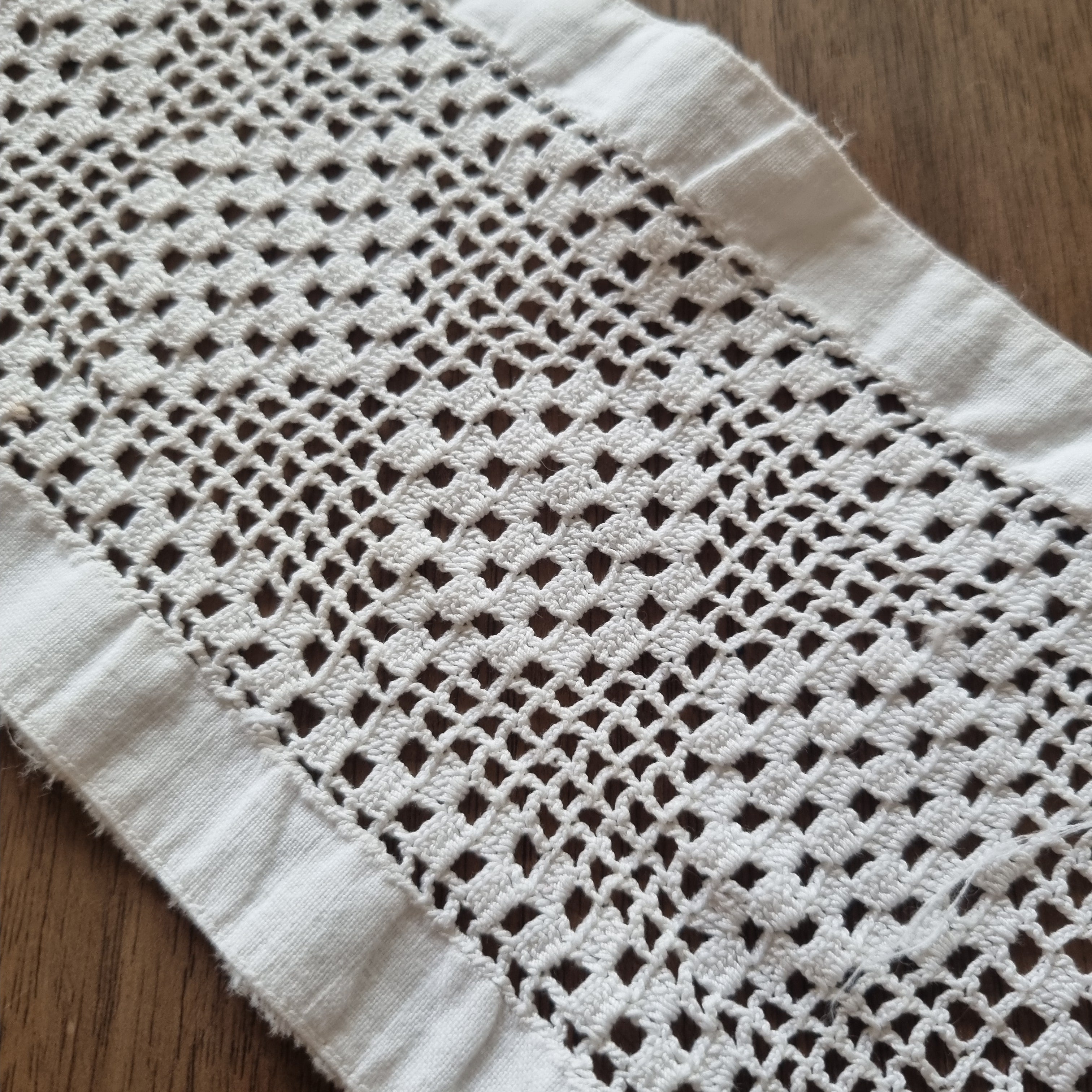 Ein Stück alte Spitze Handgemacht geklöppelt/ gehäkelt weiß 70x11cm🤍