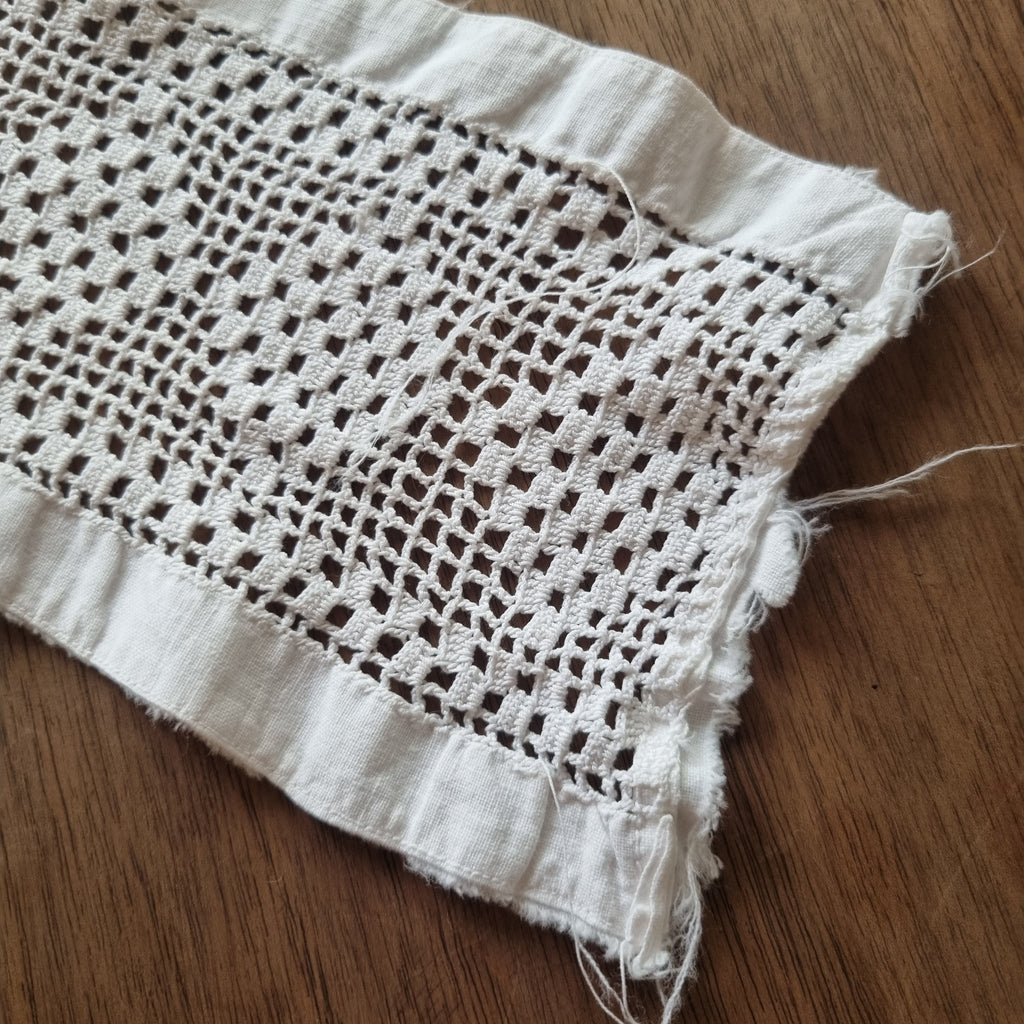 Ein Stück alte Spitze Handgemacht geklöppelt/ gehäkelt weiß 70x11cm🤍