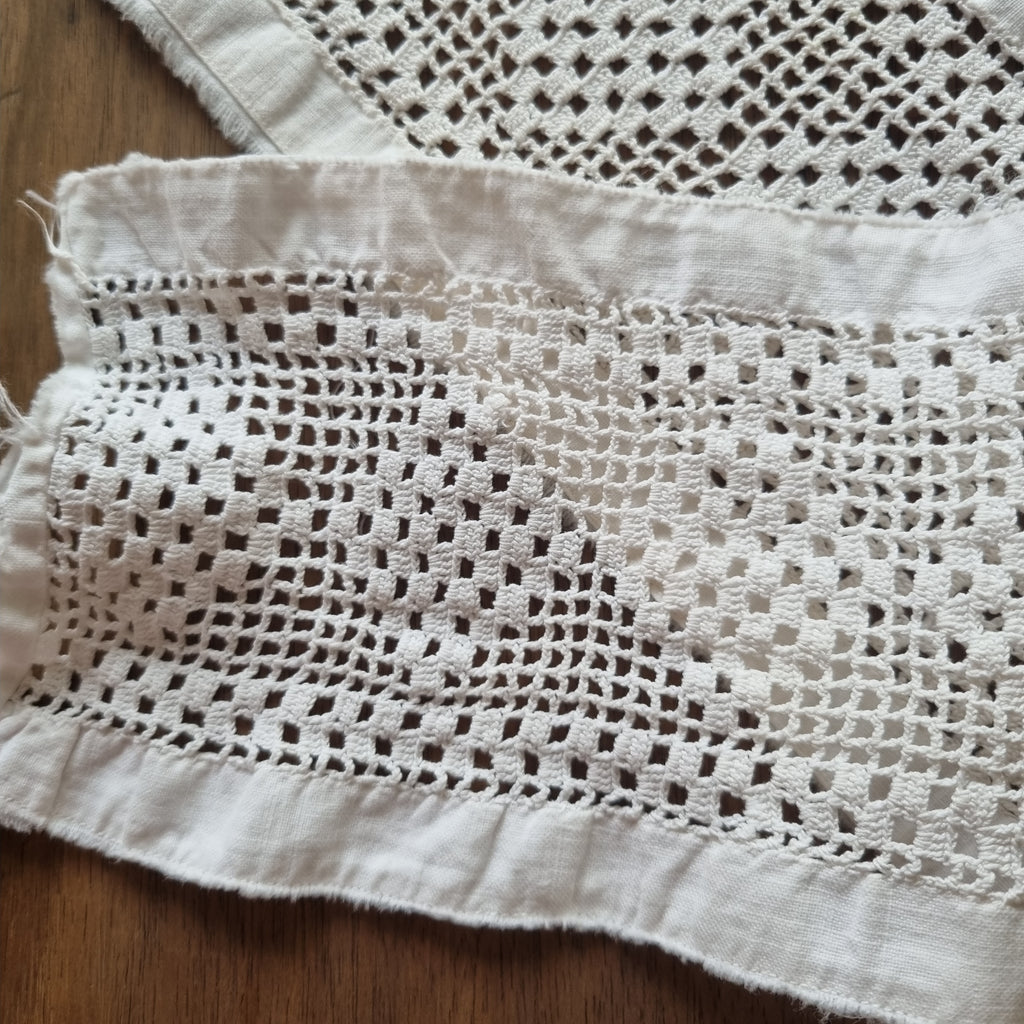 Ein Stück alte Spitze Handgemacht geklöppelt/ gehäkelt weiß 70x11cm🤍