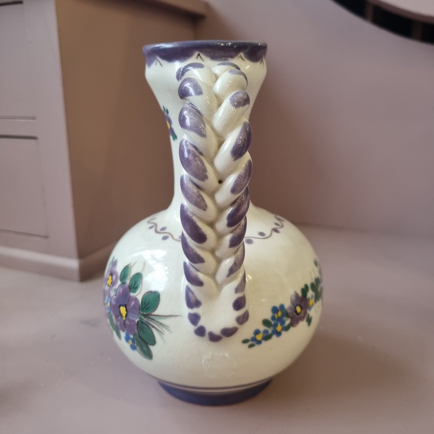 Alte Henkel geflochtene Vase mit Handmalerei Blumen Veilchen Hindelanger Keramik