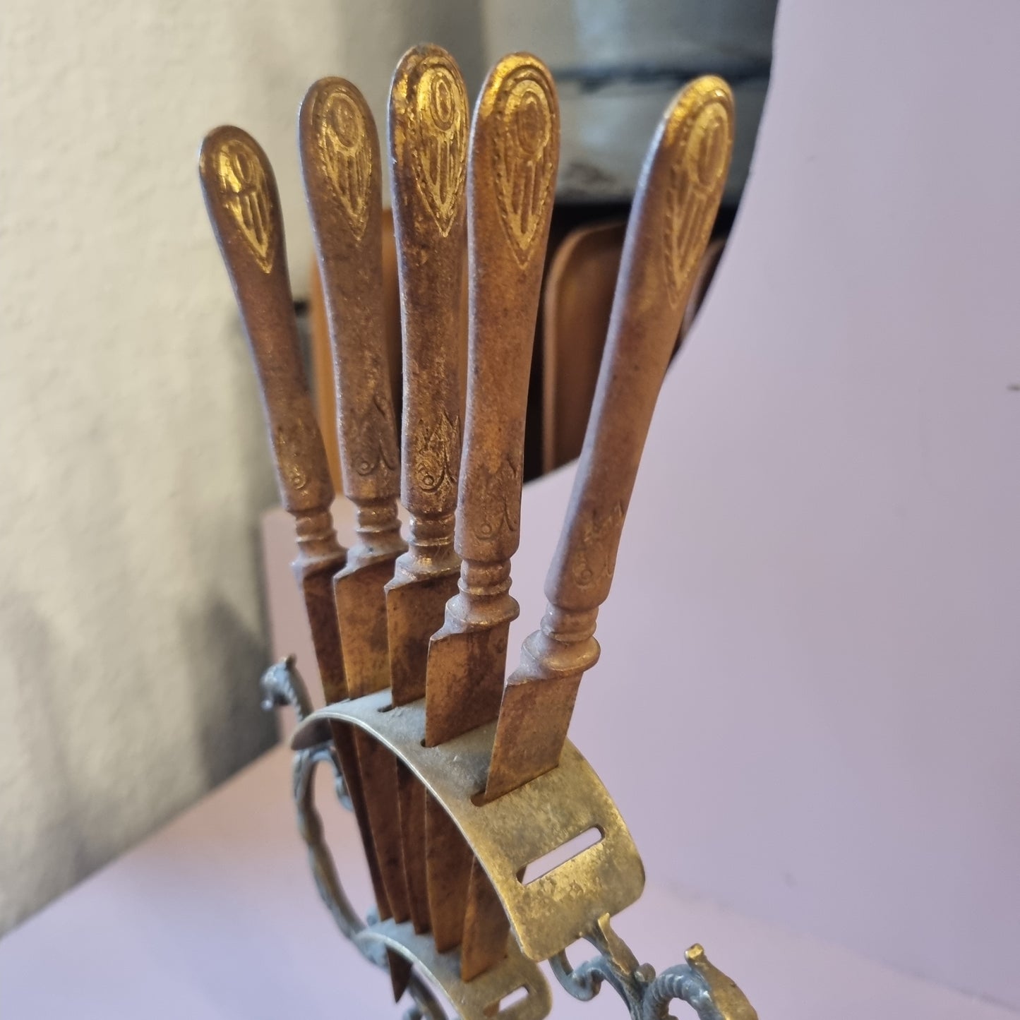 Antiker Jugendstil Messersständer mit 5 Messer gerostet Bridgerton Dekoration