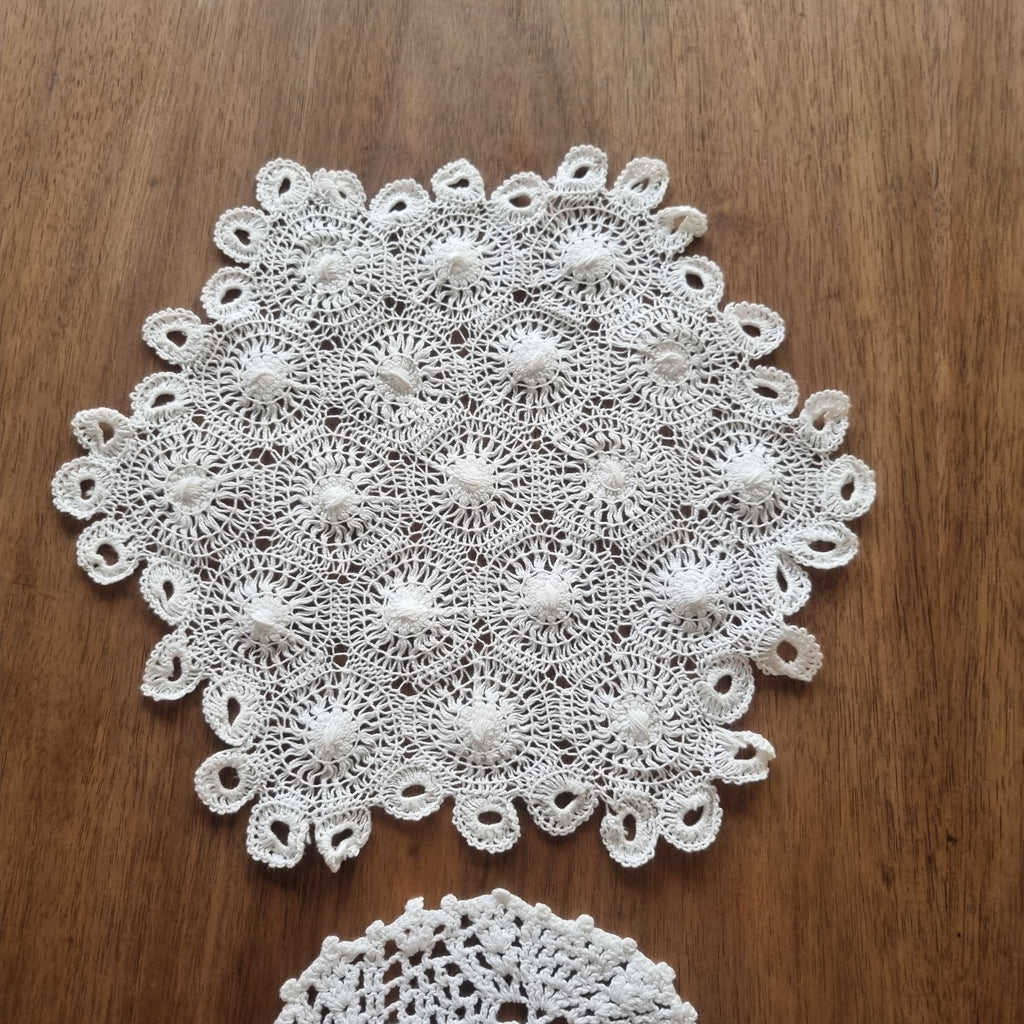 2x kleine Deckchen handgemacht geklöppelt gehäkelt  26cm & 13cm weiß 🤍