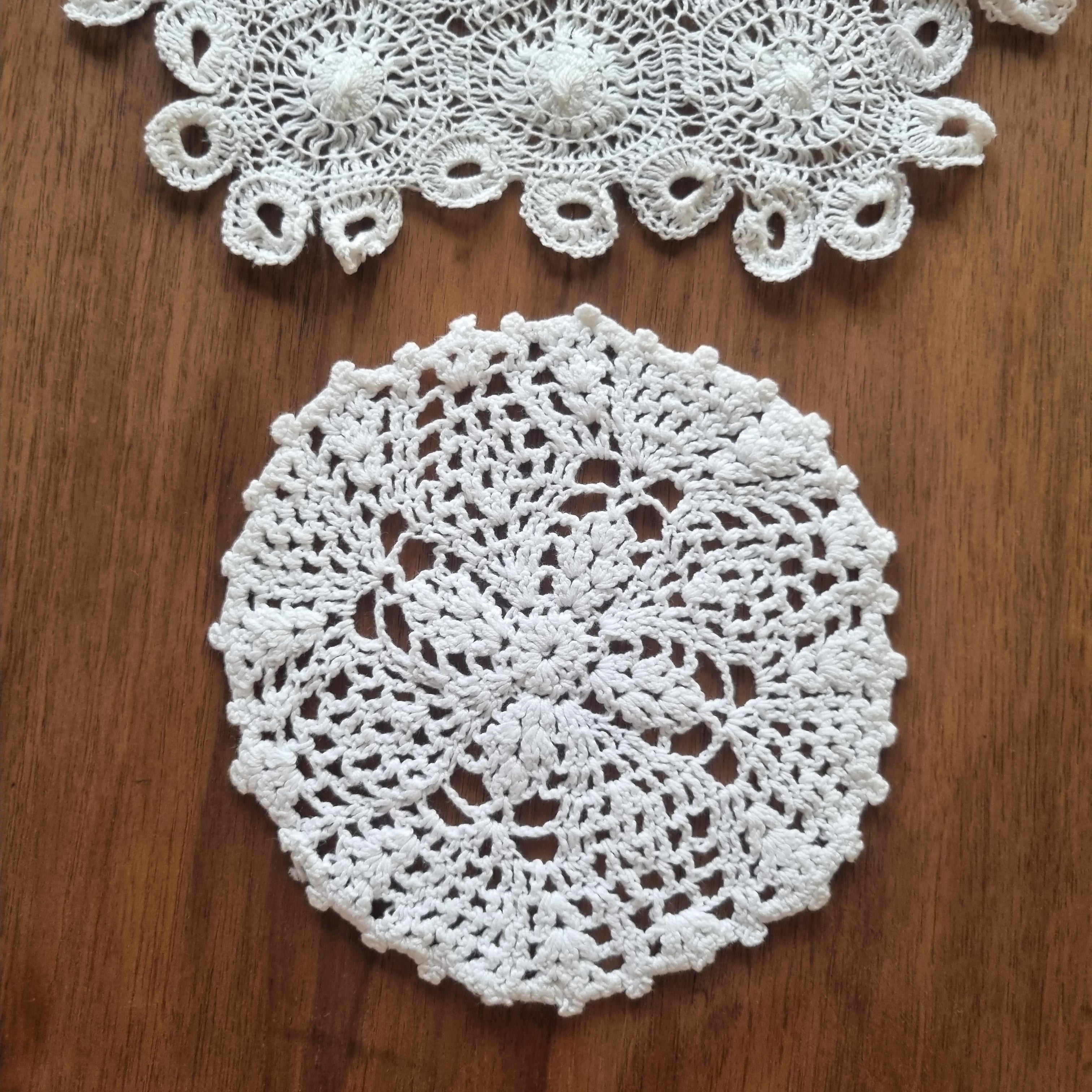 2x kleine Deckchen handgemacht geklöppelt gehäkelt  26cm & 13cm weiß 🤍
