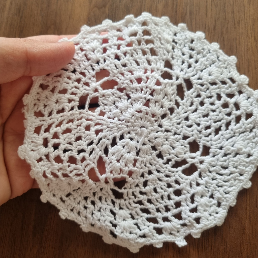 2x kleine Deckchen handgemacht geklöppelt gehäkelt  26cm & 13cm weiß 🤍
