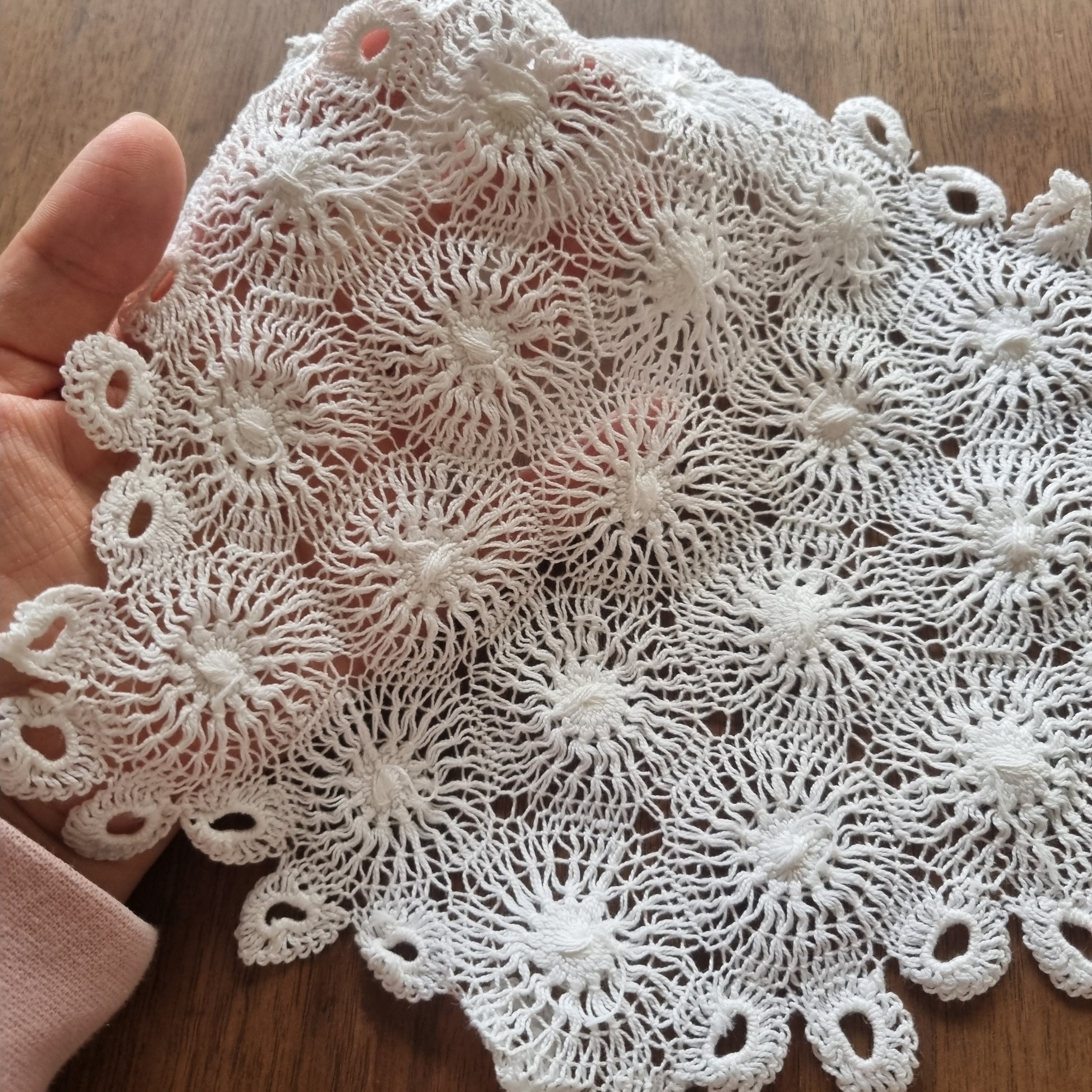 2x kleine Deckchen handgemacht geklöppelt gehäkelt  26cm & 13cm weiß 🤍