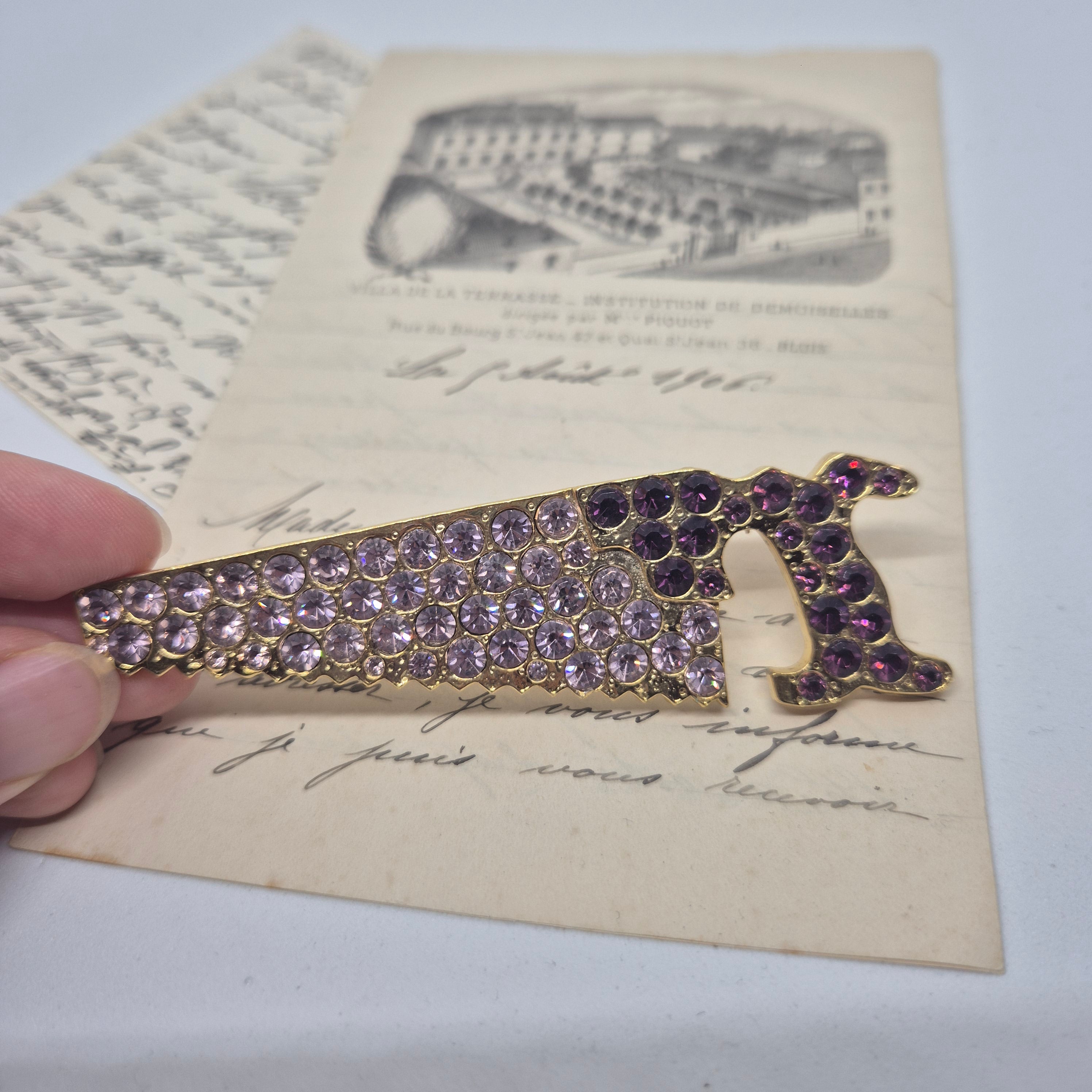 50er Jahre große Antik Brosche Werkzeug Modeschmuck Gold lila rosa Strasssteine Säge Handwerker
