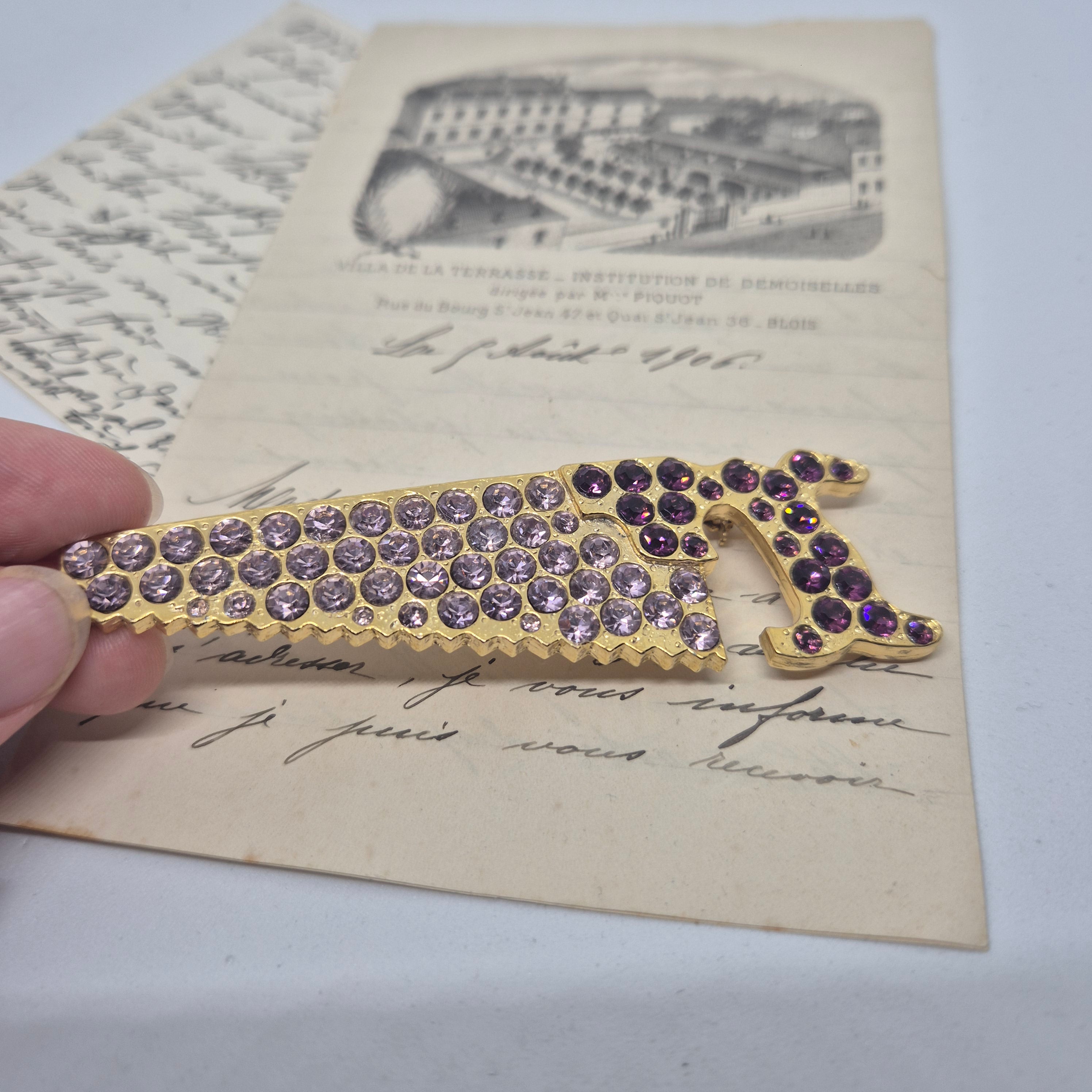 50er Jahre große Antik Brosche Werkzeug Modeschmuck Gold lila rosa Strasssteine Säge Handwerker
