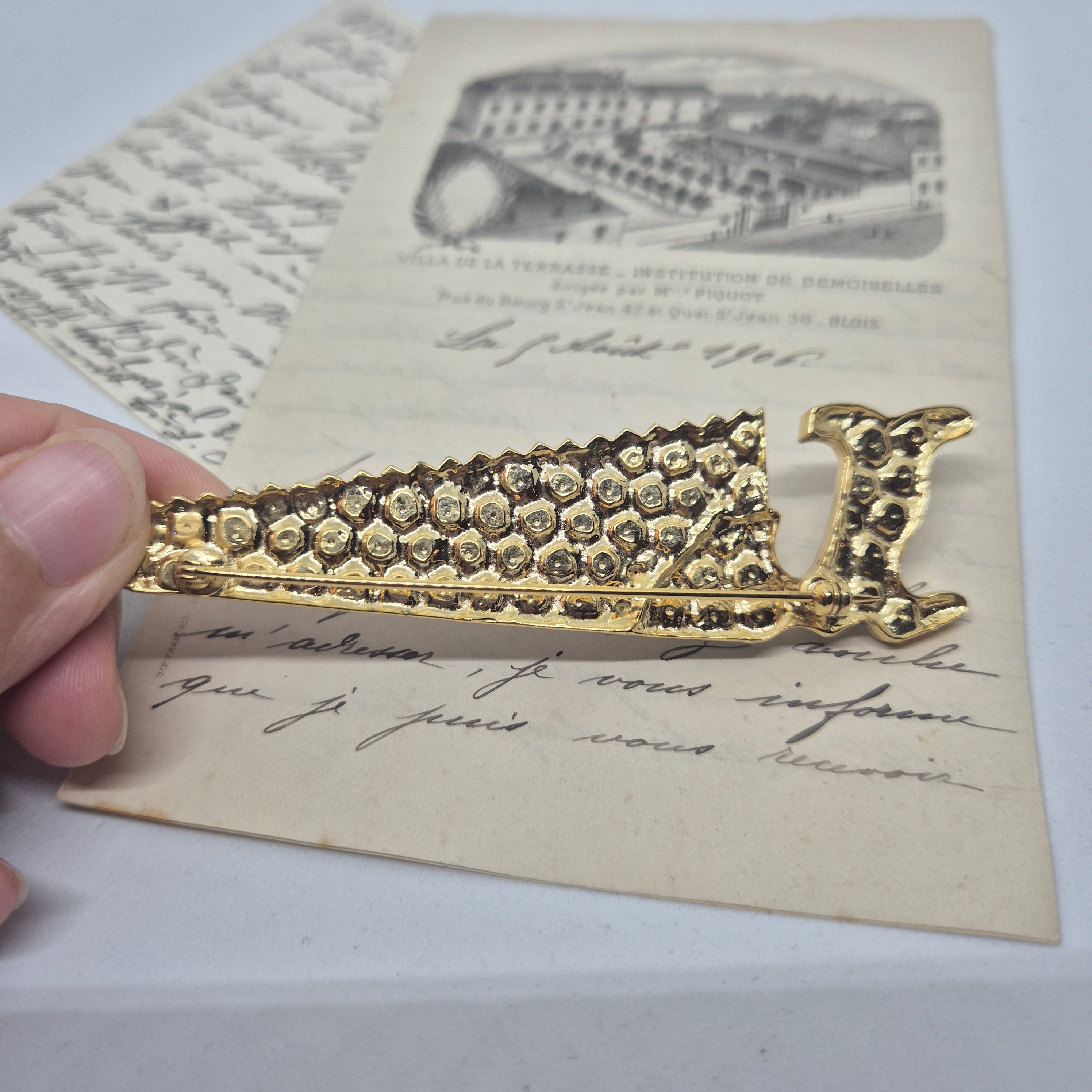 50er Jahre große Antik Brosche Werkzeug Modeschmuck Gold lila rosa Strasssteine Säge Handwerker