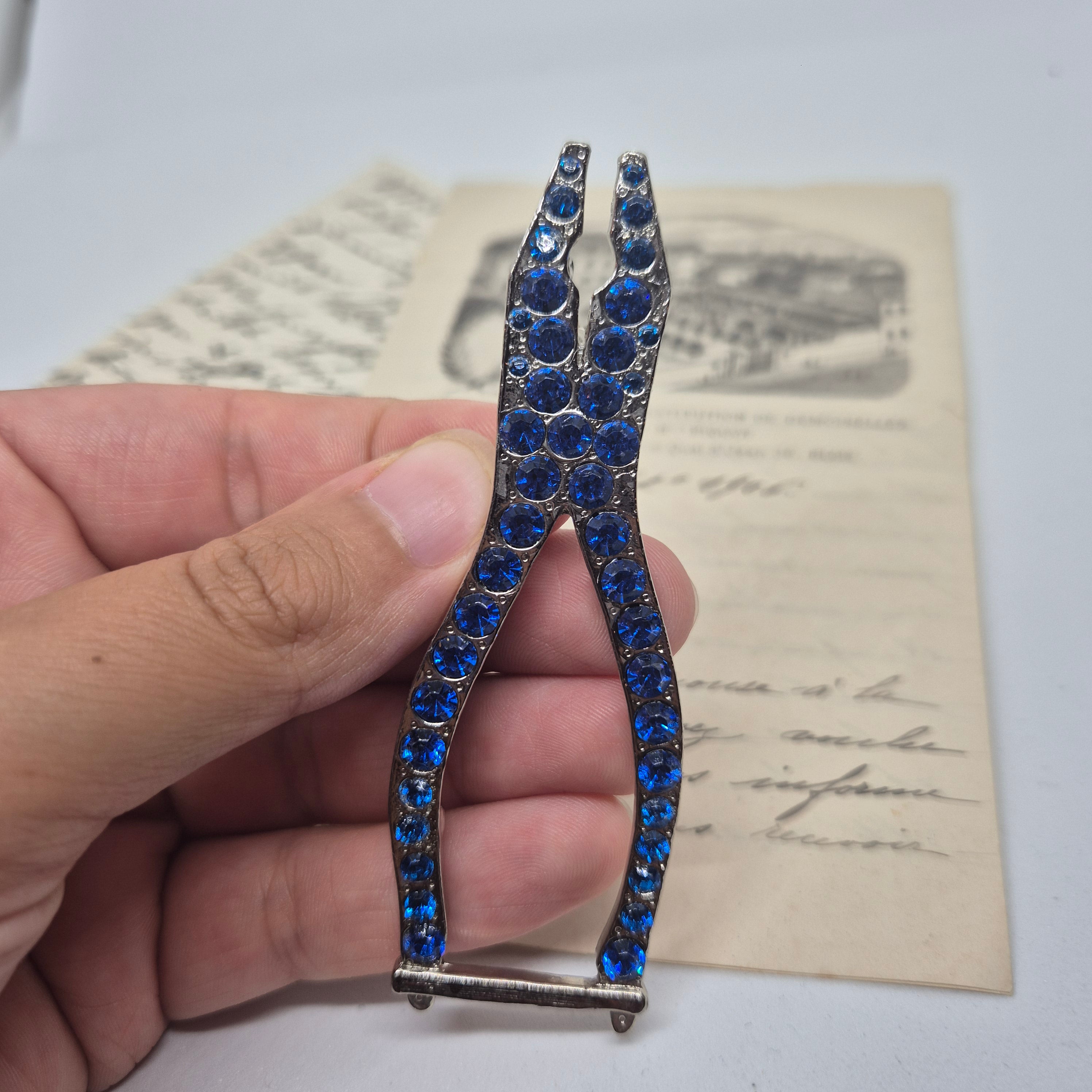 50er Jahre große Antik Brosche Werkzeug Modeschmuck silber blau Strasssteine Zange Handwerker