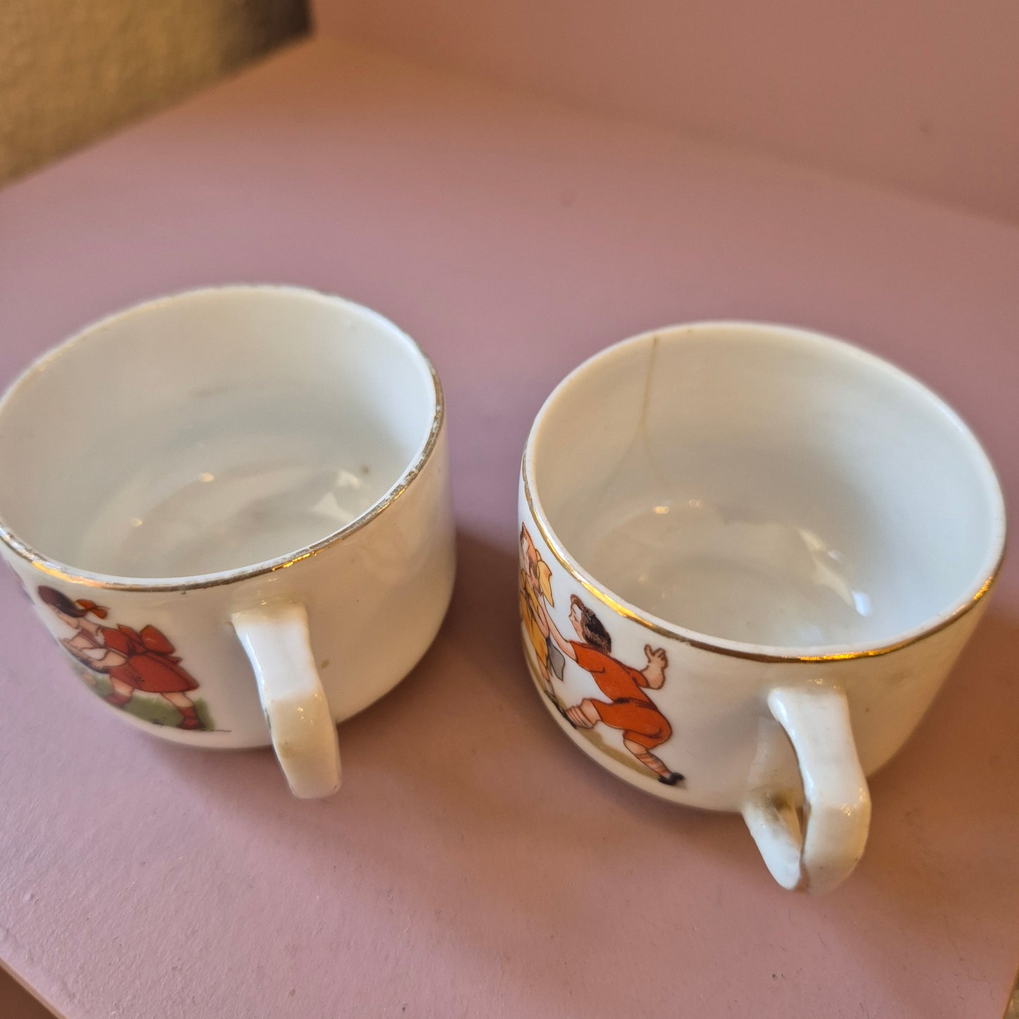 2x Antike 50er Jahre Tasse Kaffee Tee Porzellan Kindermotiv Handbemalt Spielende Kinder