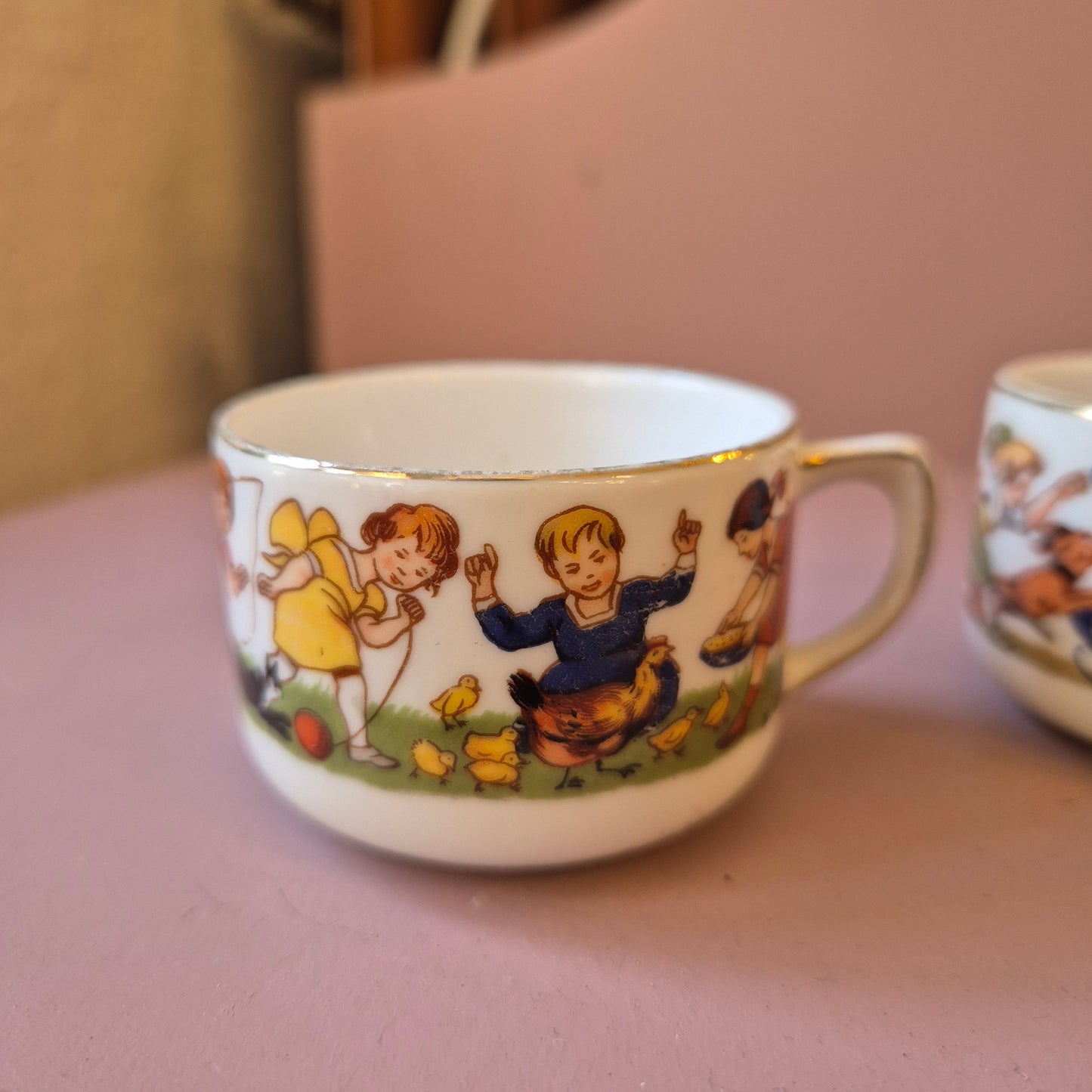 2x Antike 50er Jahre Tasse Kaffee Tee Porzellan Kindermotiv Handbemalt Spielende Kinder