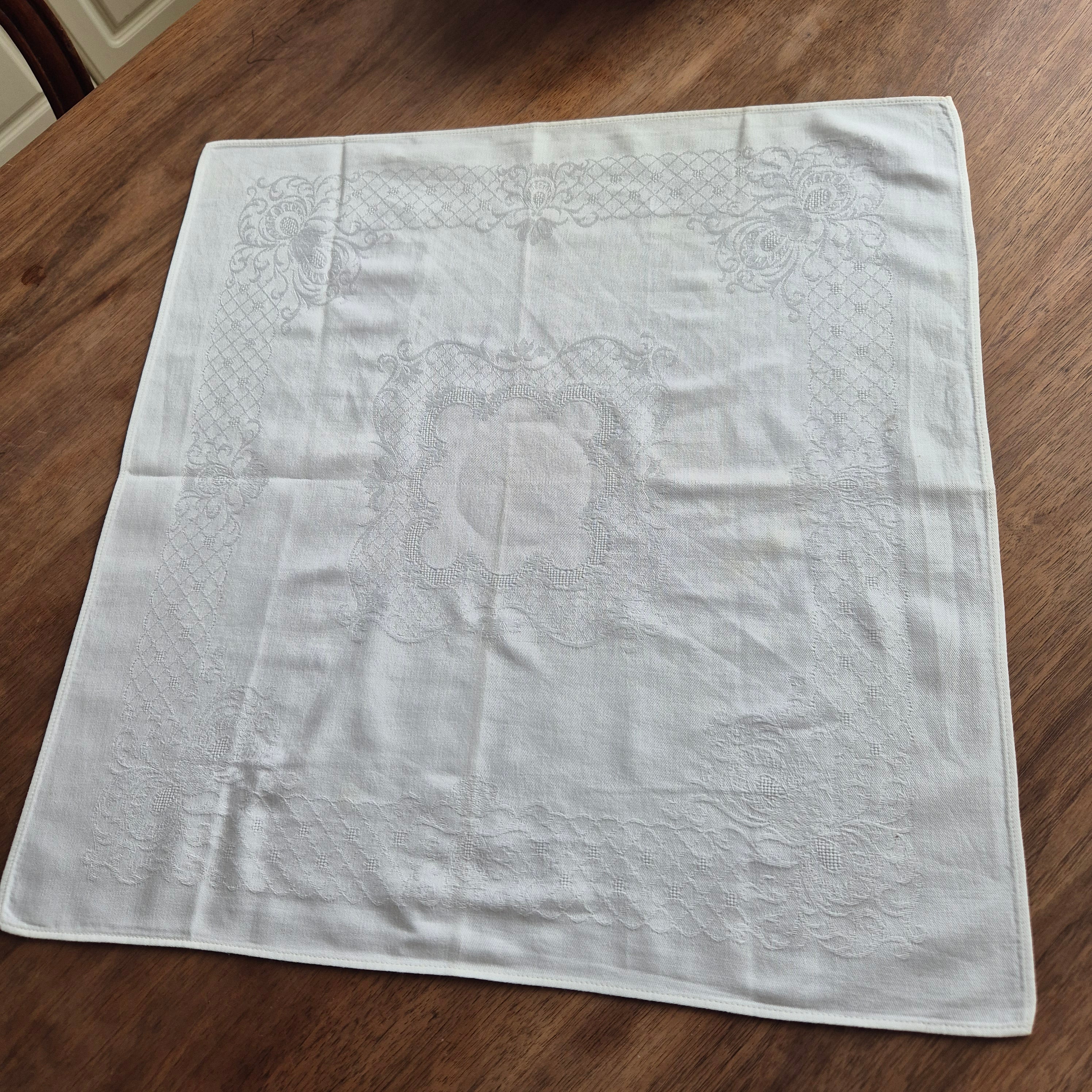 Antike Serviette / Mitteldecke (Flecken) weiß Damast Baumwolle 47x47cm 🤍