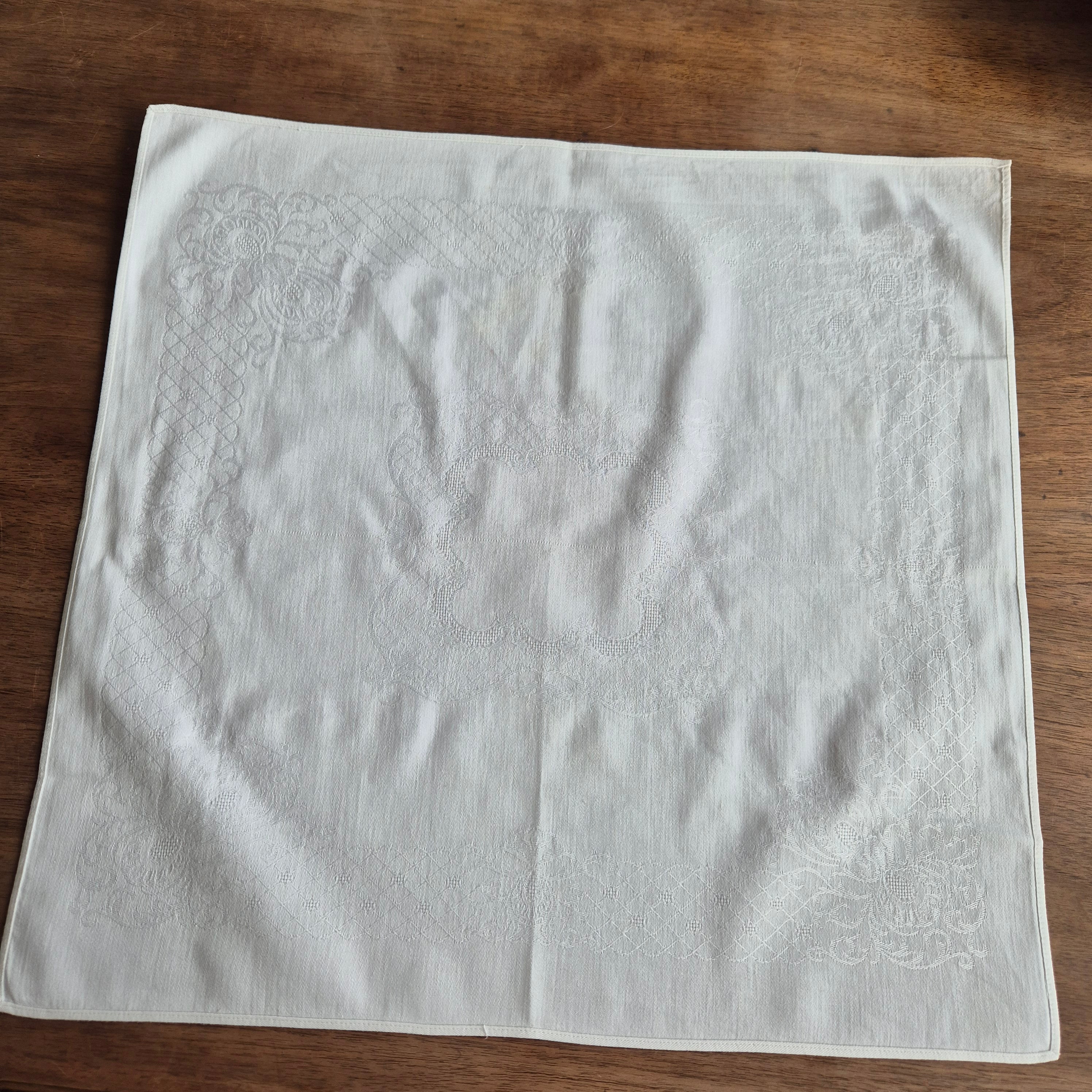 Antike Serviette / Mitteldecke (Flecken) weiß Damast Baumwolle 47x47cm 🤍