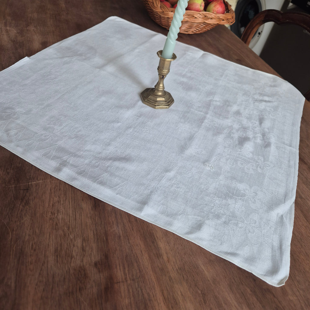 Antike Serviette / Mitteldecke weiß Damast Baumwolle 62x62cm Kleeblatt Monogramm O.W. 🤍