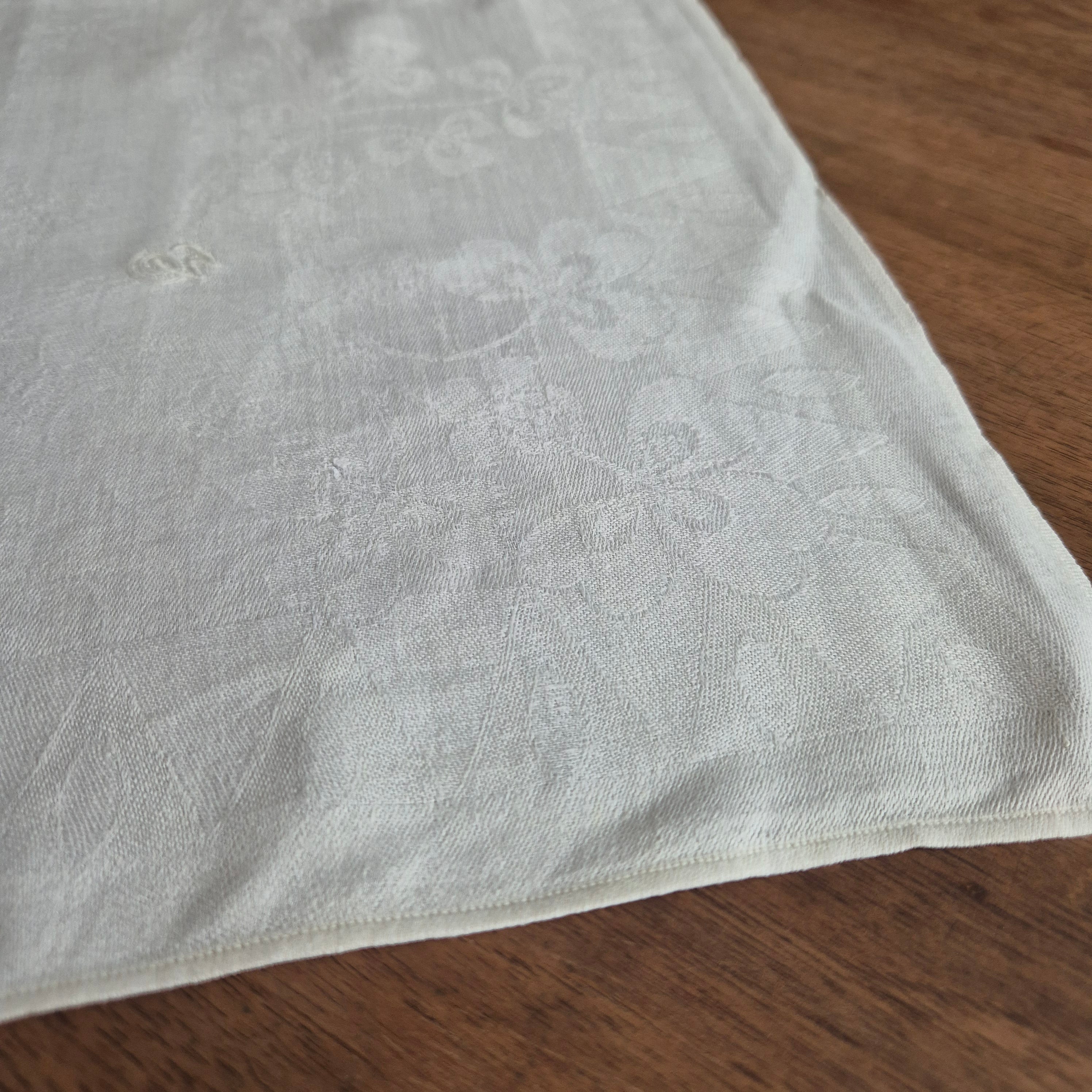 Antike Serviette / Mitteldecke weiß Damast Baumwolle 62x62cm Kleeblatt Monogramm O.W. 🤍