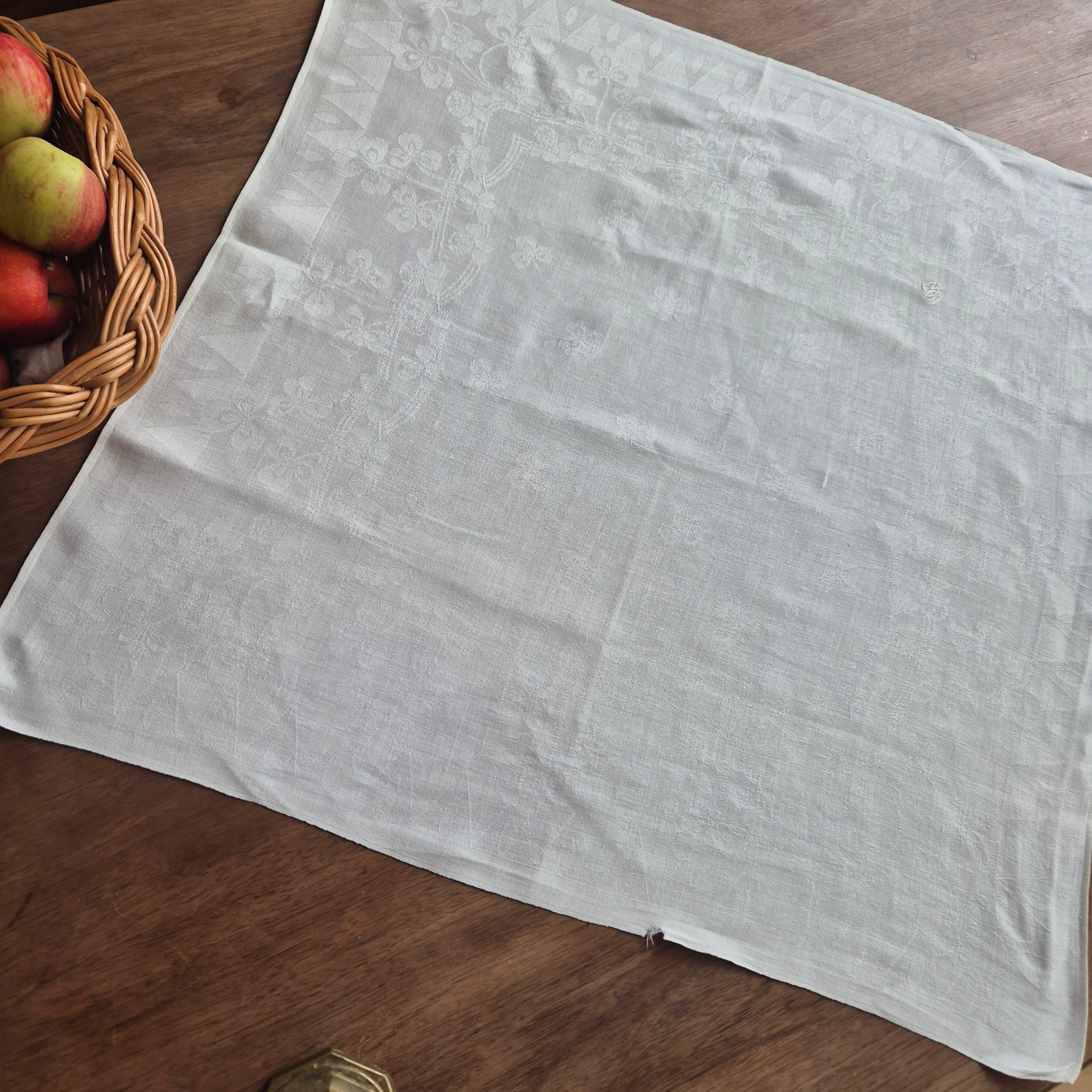 Antike Serviette / Mitteldecke weiß Damast Baumwolle 62x62cm Kleeblatt Monogramm O.W. 🤍