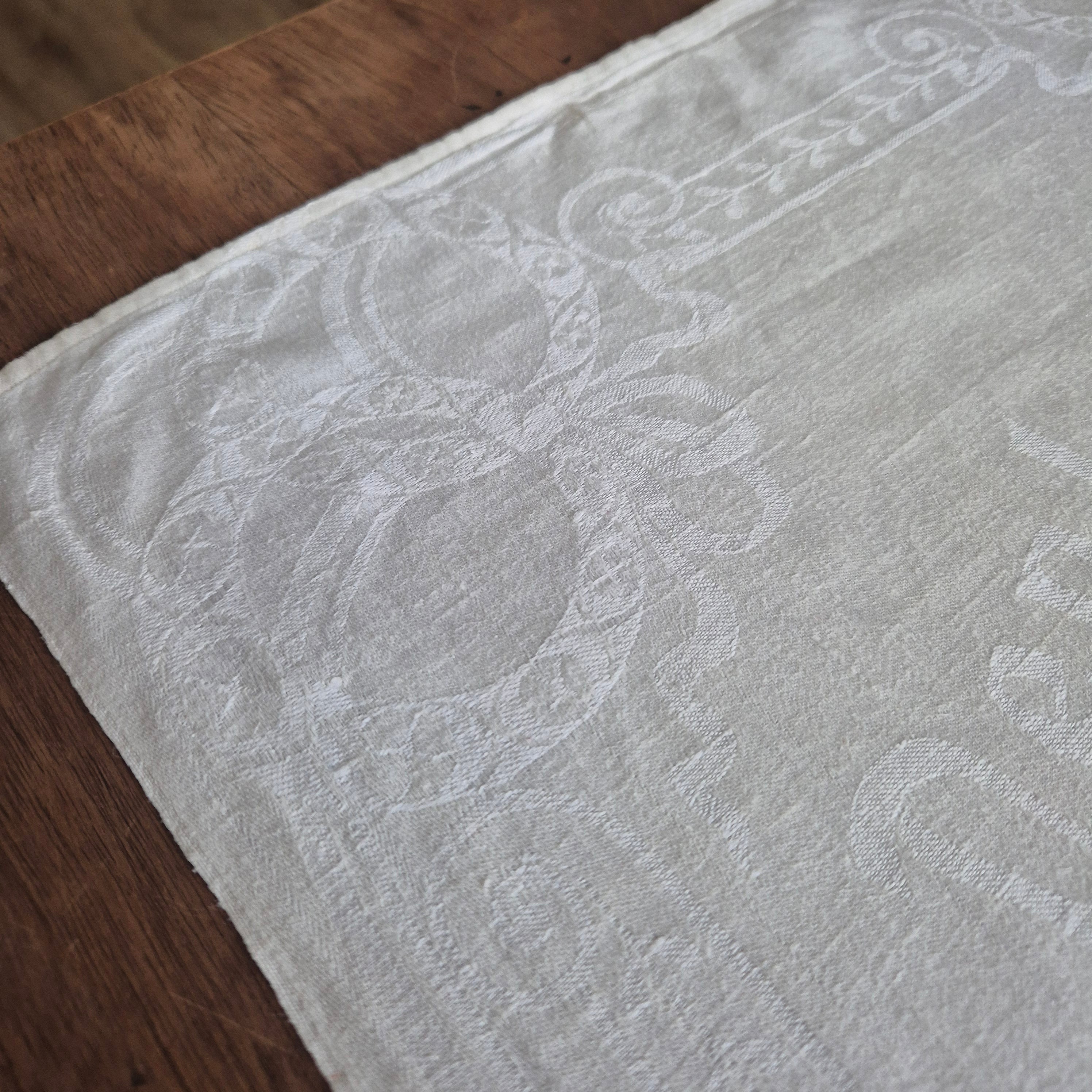 Antikes Jugendstil Küchen- & Geschirrtuch mit Spruch: Denke Edel, handle hülfreich! cremeweiß Damast Baumwolle 46x109cm Monogramm M.H. 🤍